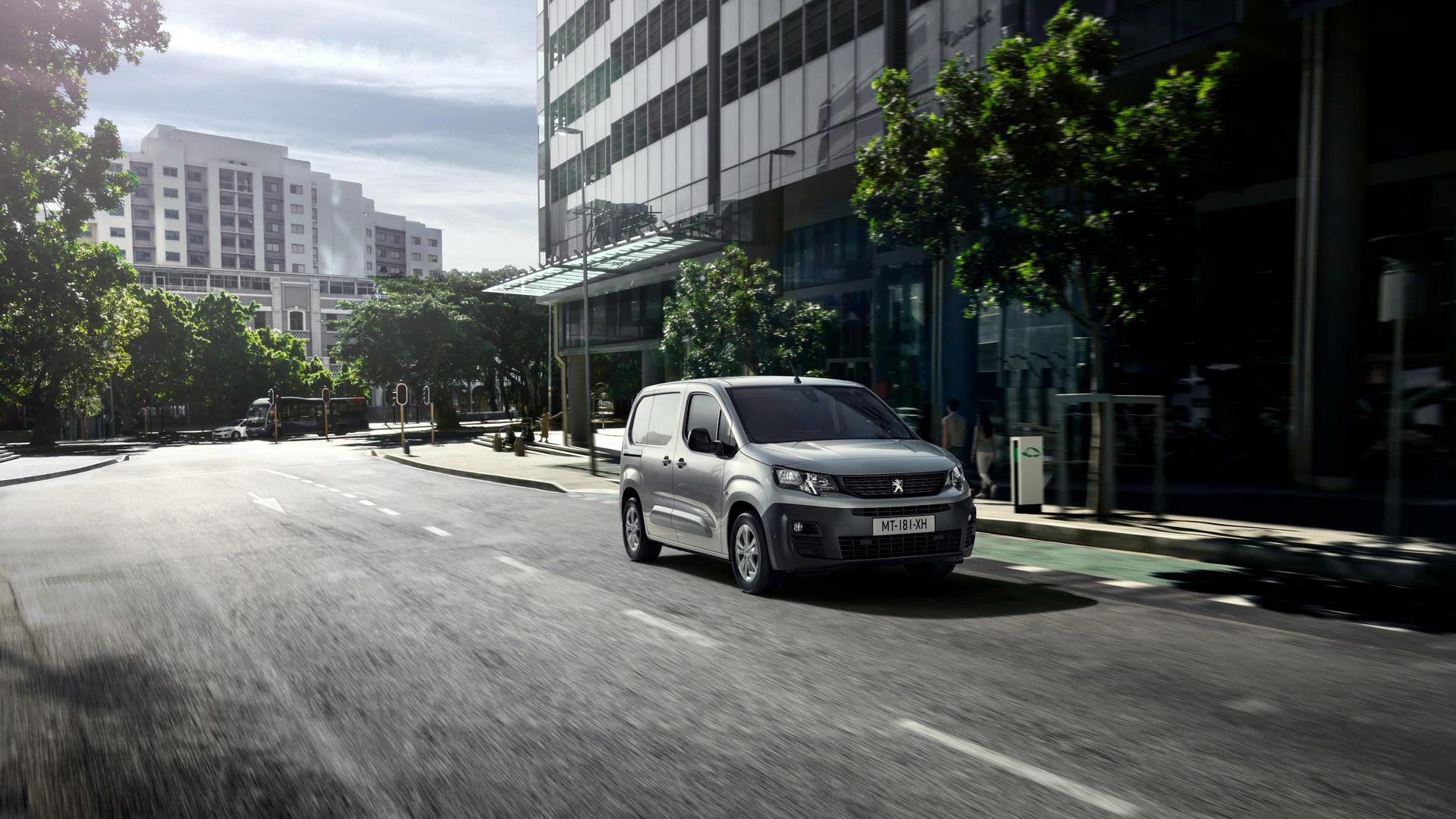 نمای جلو ون برقی پژو ای-پارتنر / 2021 Peugeot e-Partner Electric van در خیابان