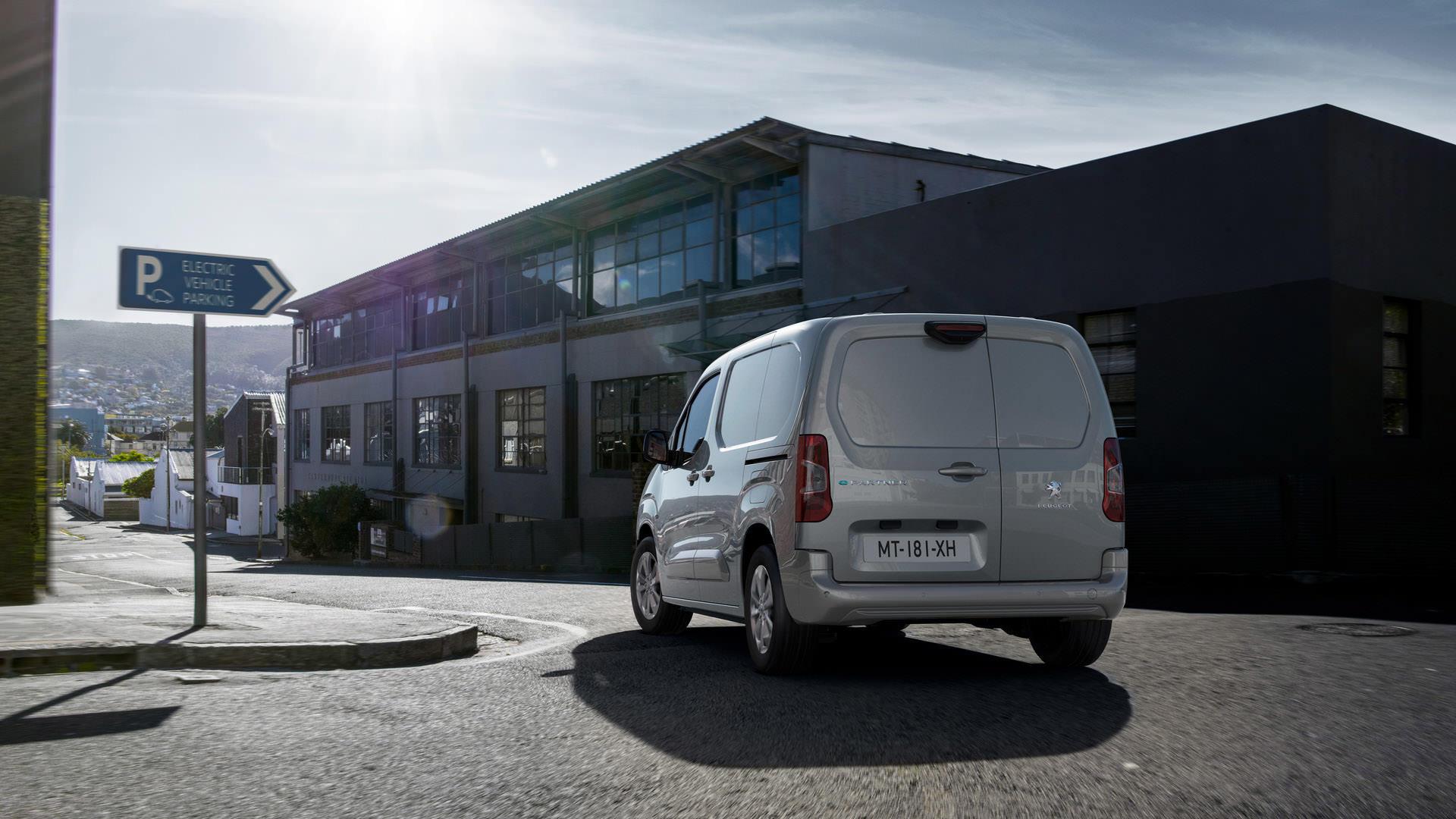 نمای عقب ون برقی پژو ای-پارتنر / 2021 Peugeot e-Partner Electric van در خیابان