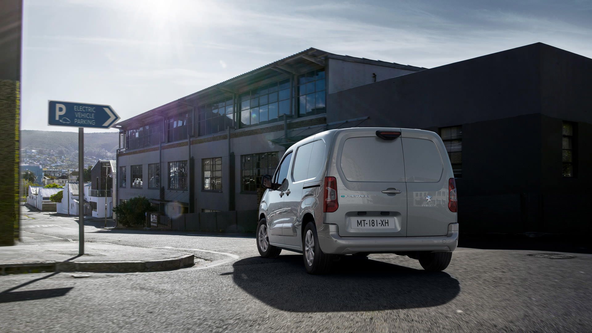 مرجع متخصصين ايران نماي عقب ون برقي پژو اي-پارتنر / 2021 Peugeot e-Partner Electric van در خيابان