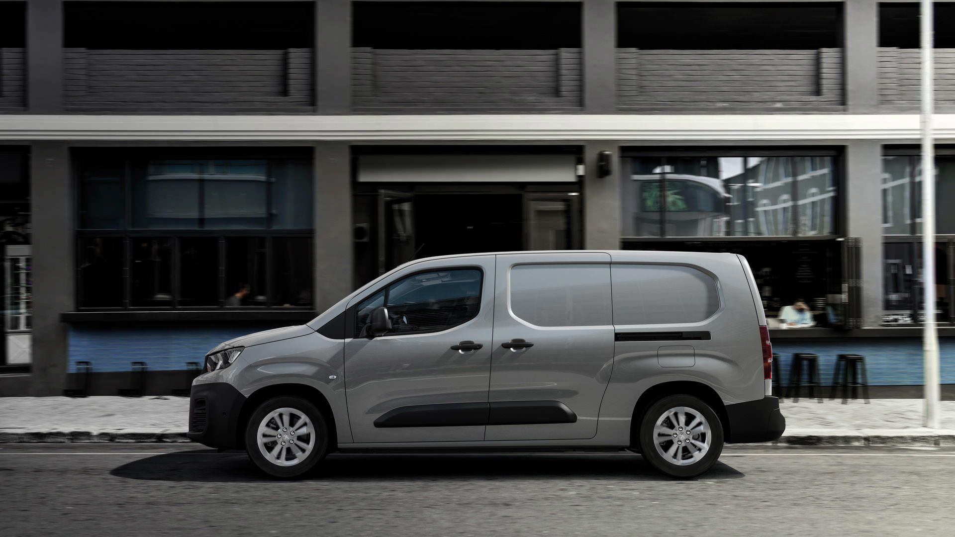 نمای جانبی ون برقی پژو ای-پارتنر / 2021 Peugeot e-Partner Electric van