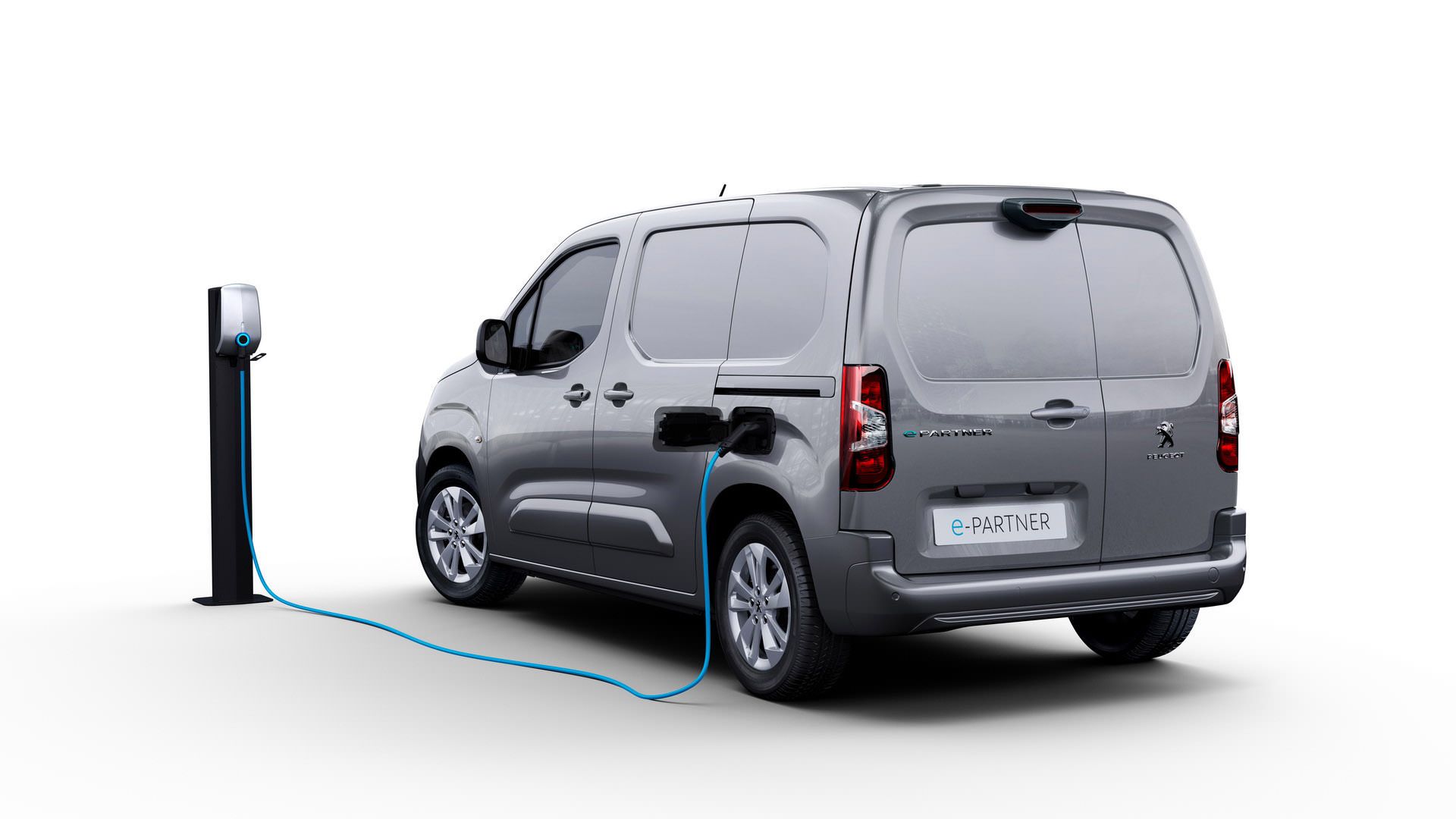 نمای عقب ون برقی پژو ای-پارتنر / 2021 Peugeot e-Partner Electric van خاکستری در حال شارژ 