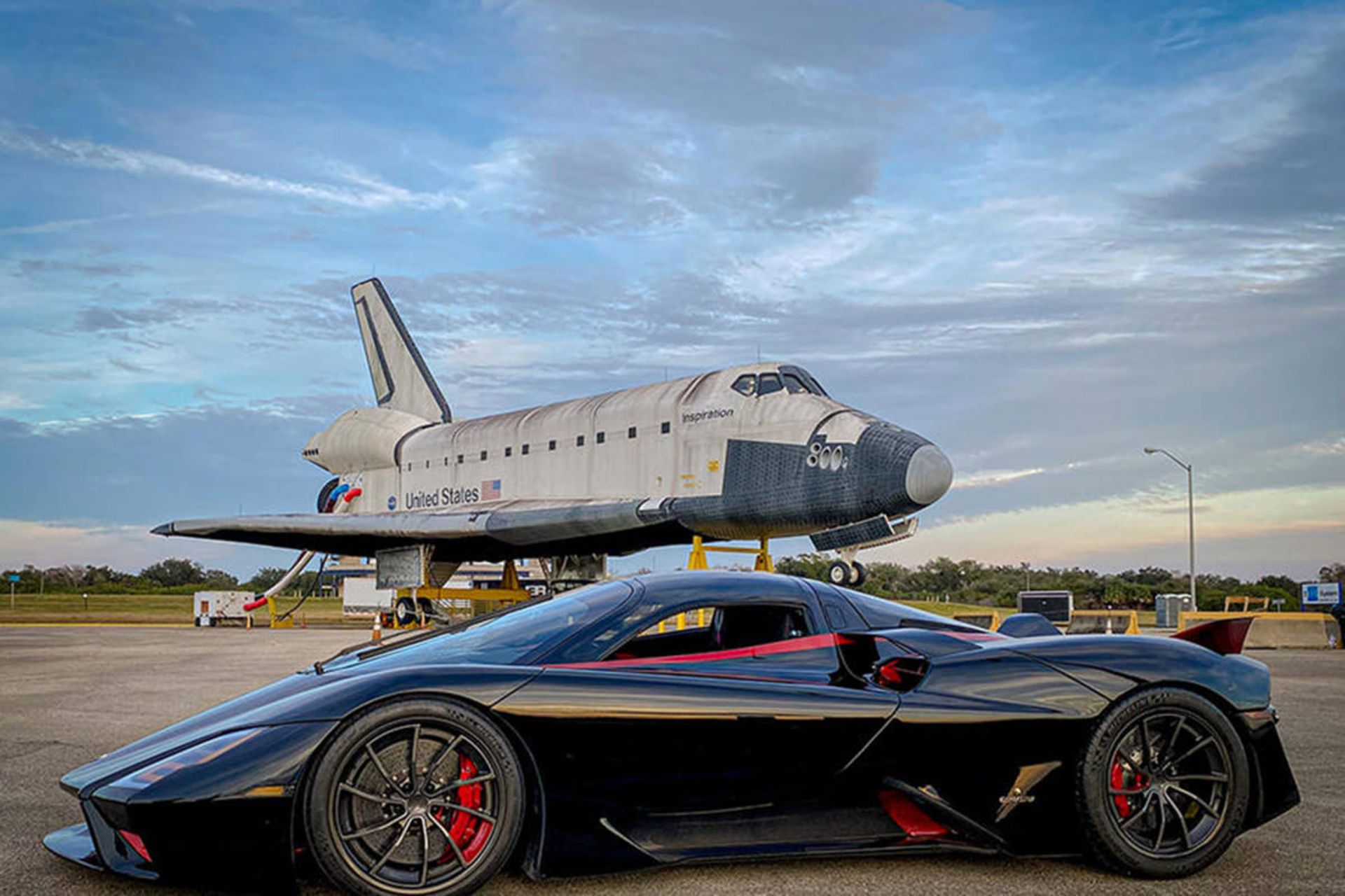 اس اس سی تواتارا / SSC Tuatara در کنار هواپیما