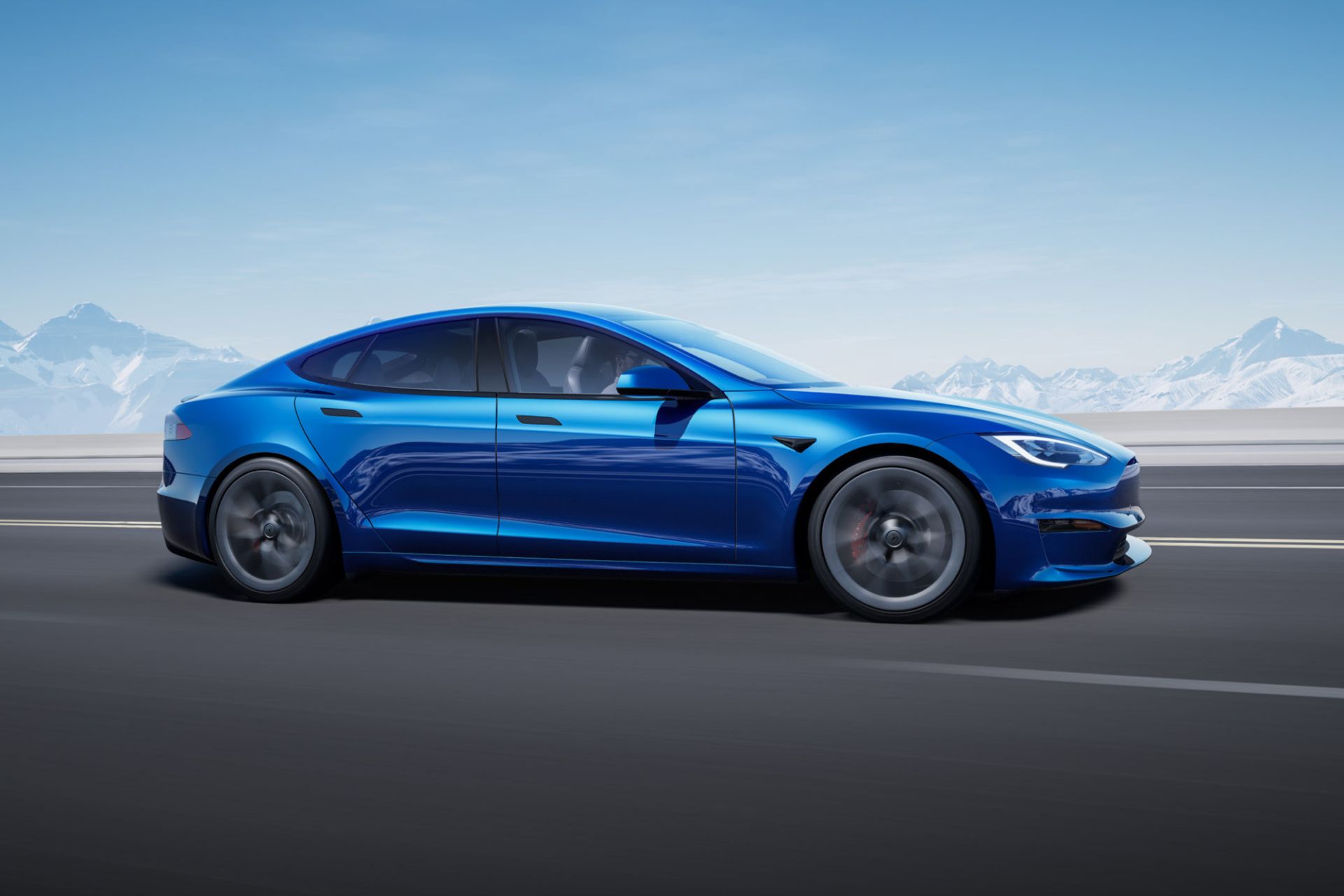 تسلا مدل اس 2021 / Tesla Model S مدل آبی از نمای راست در جاده آسمان صاف 