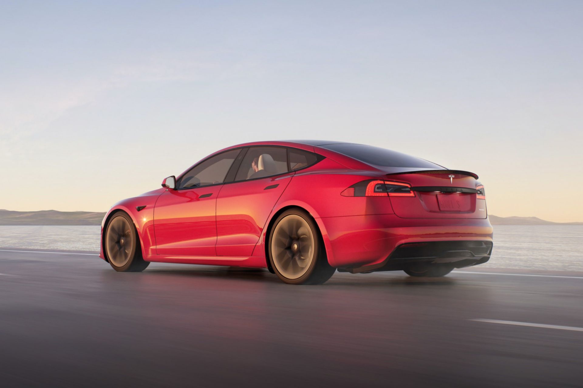 تسلا مدل اس 2021 / Tesla Model S قرمز در جاده از نمای پشت