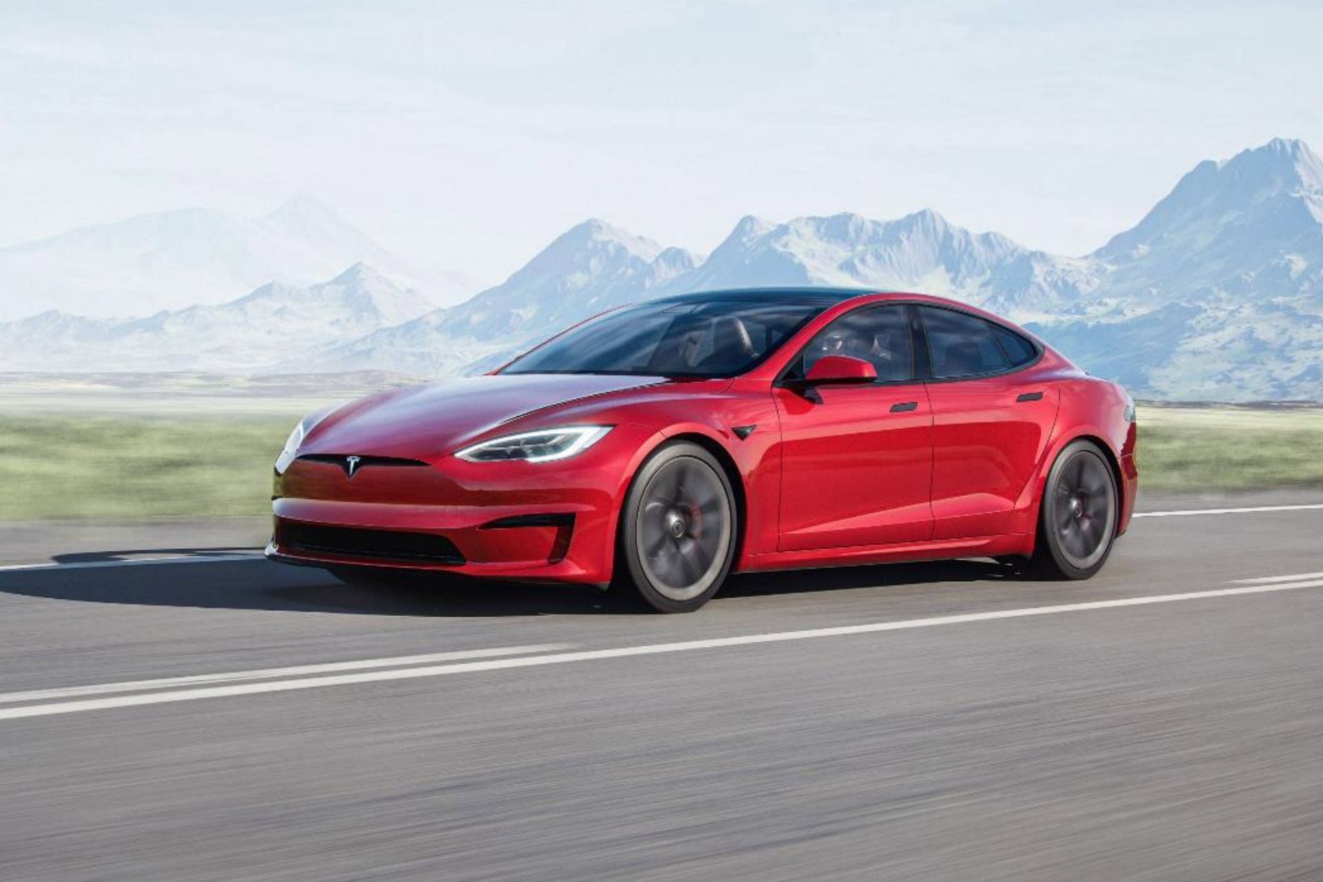 خودرو تسلا مدل اس 2021 / Tesla Model S رنگ قرمز در جاده از نمای جلو سمت چپ آسمان صاف