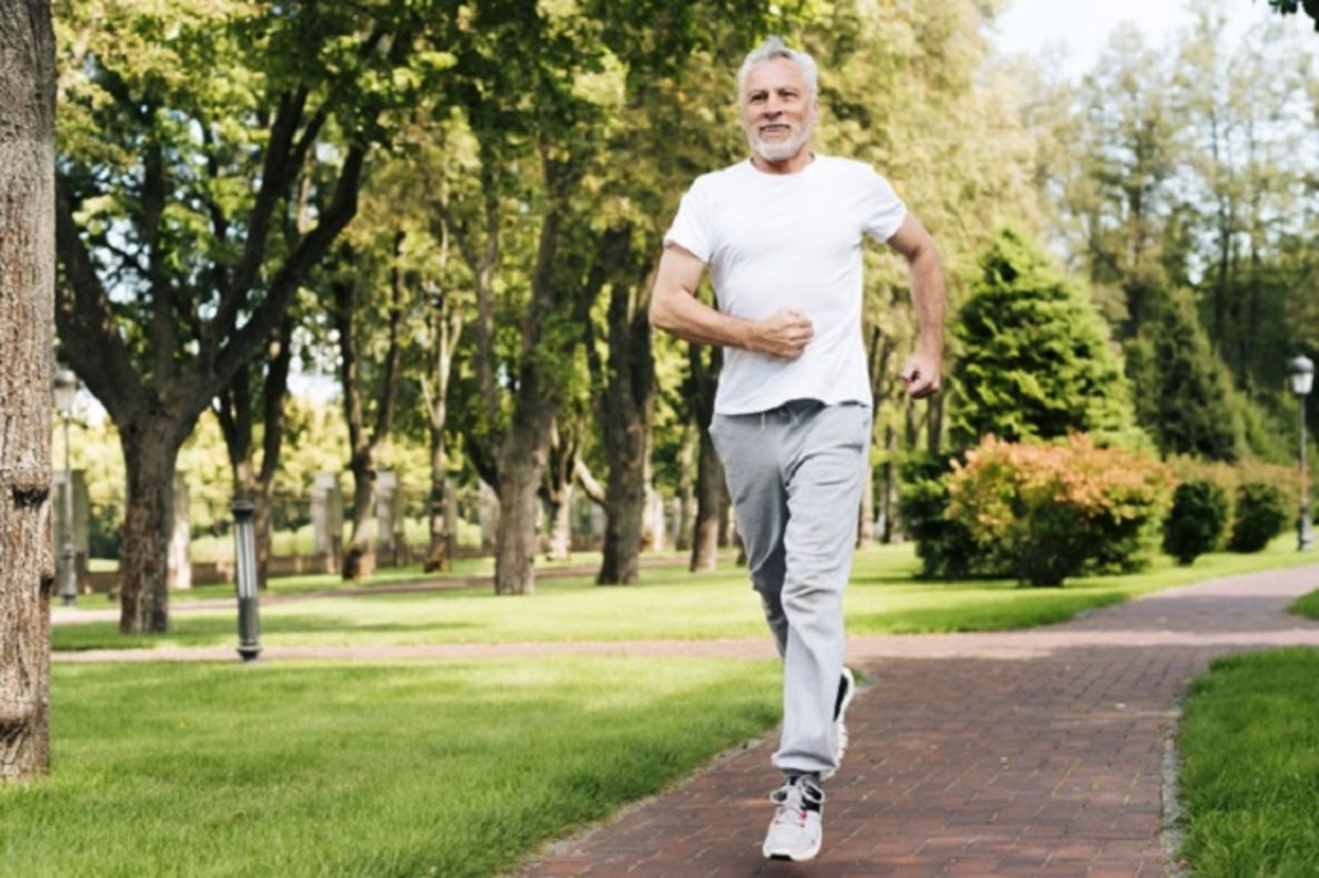 مرجع متخصصين ايران مردي كه در حال دويدن و ورزش كردن است