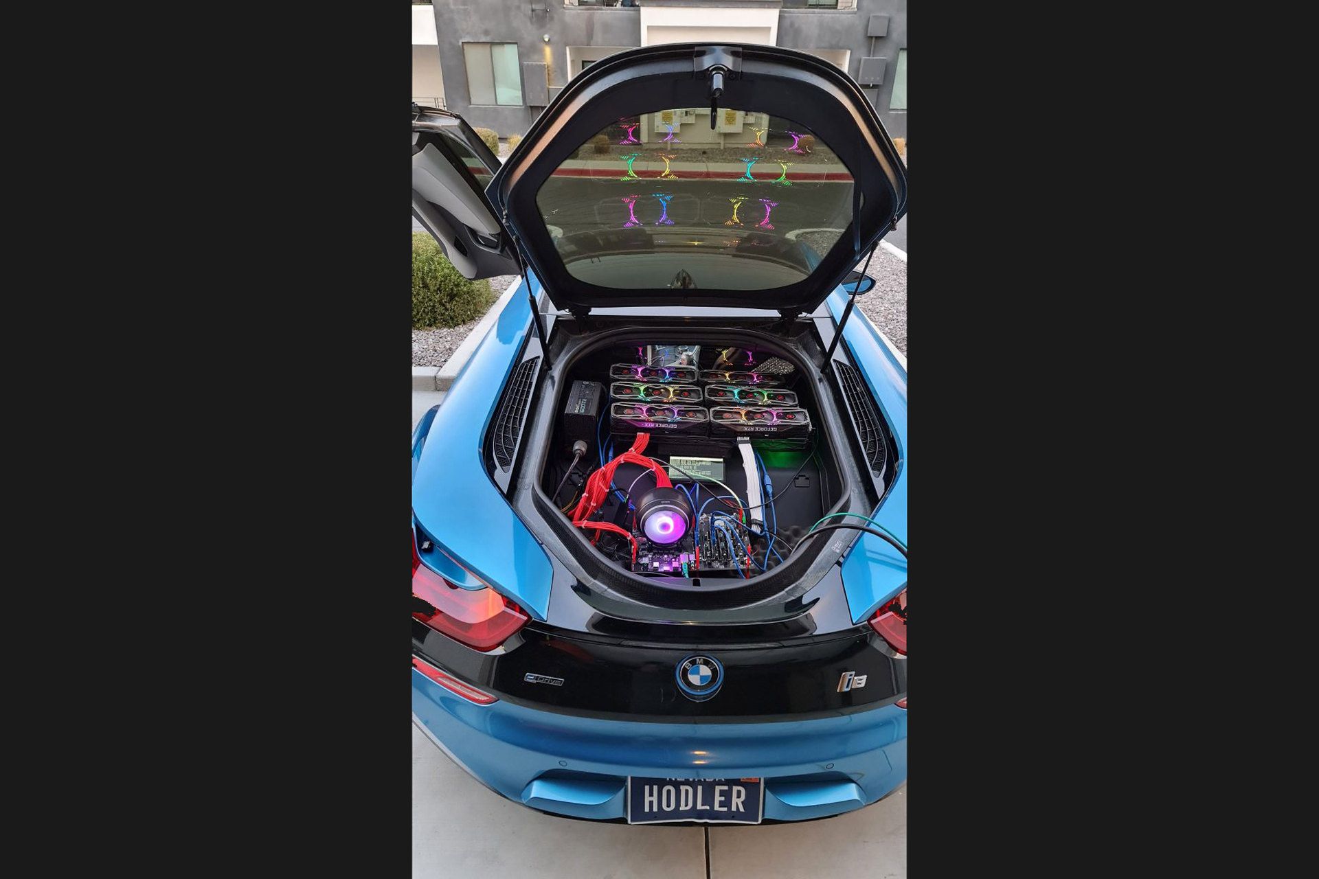 بخش پشتی خودرو BMW i8 با ۶ کارت گرافیک RTX 3080