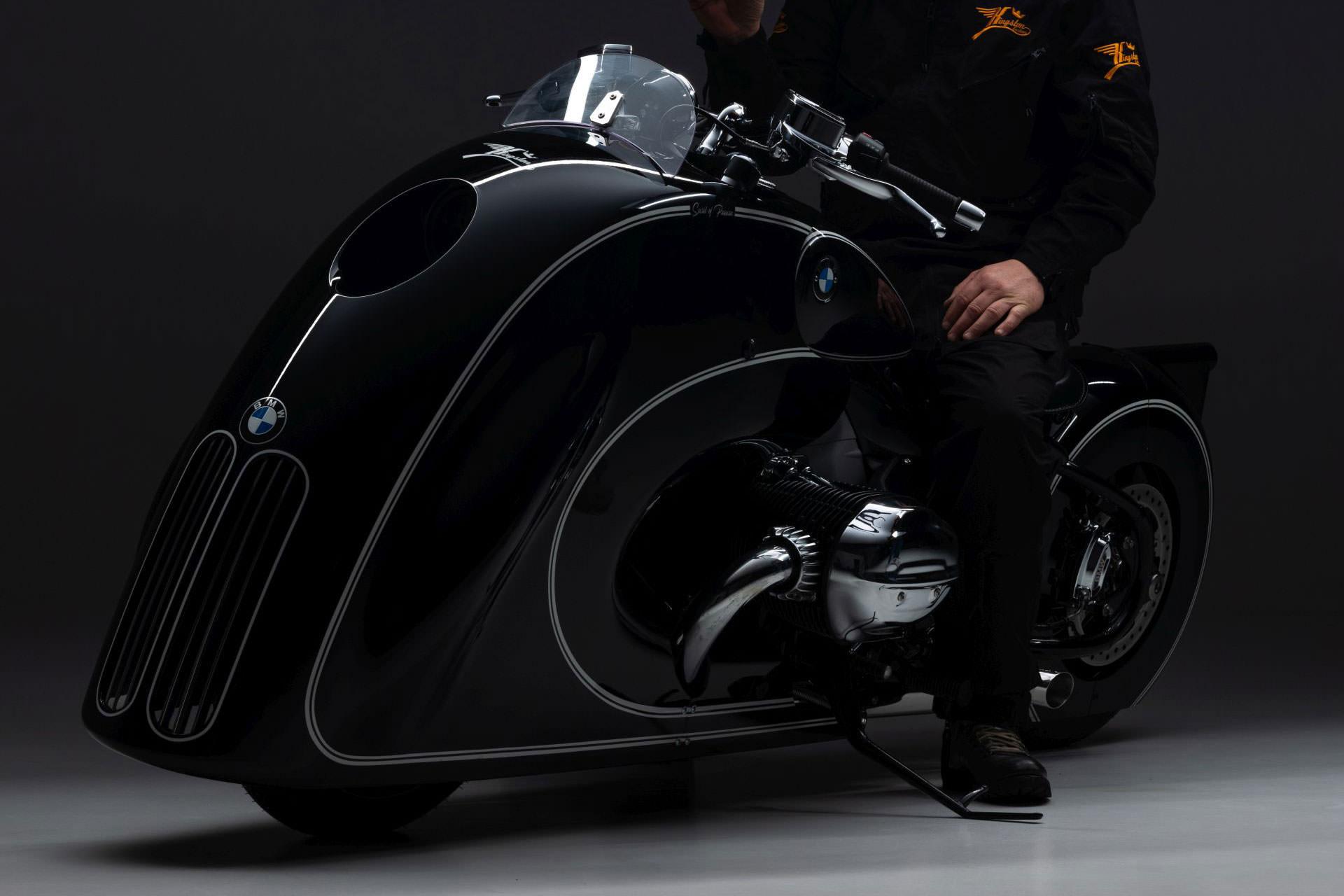 نمای سه چهارم موتورسیکلت بی ام و آر 18 / BMW R 18 سفارشی کینگستون