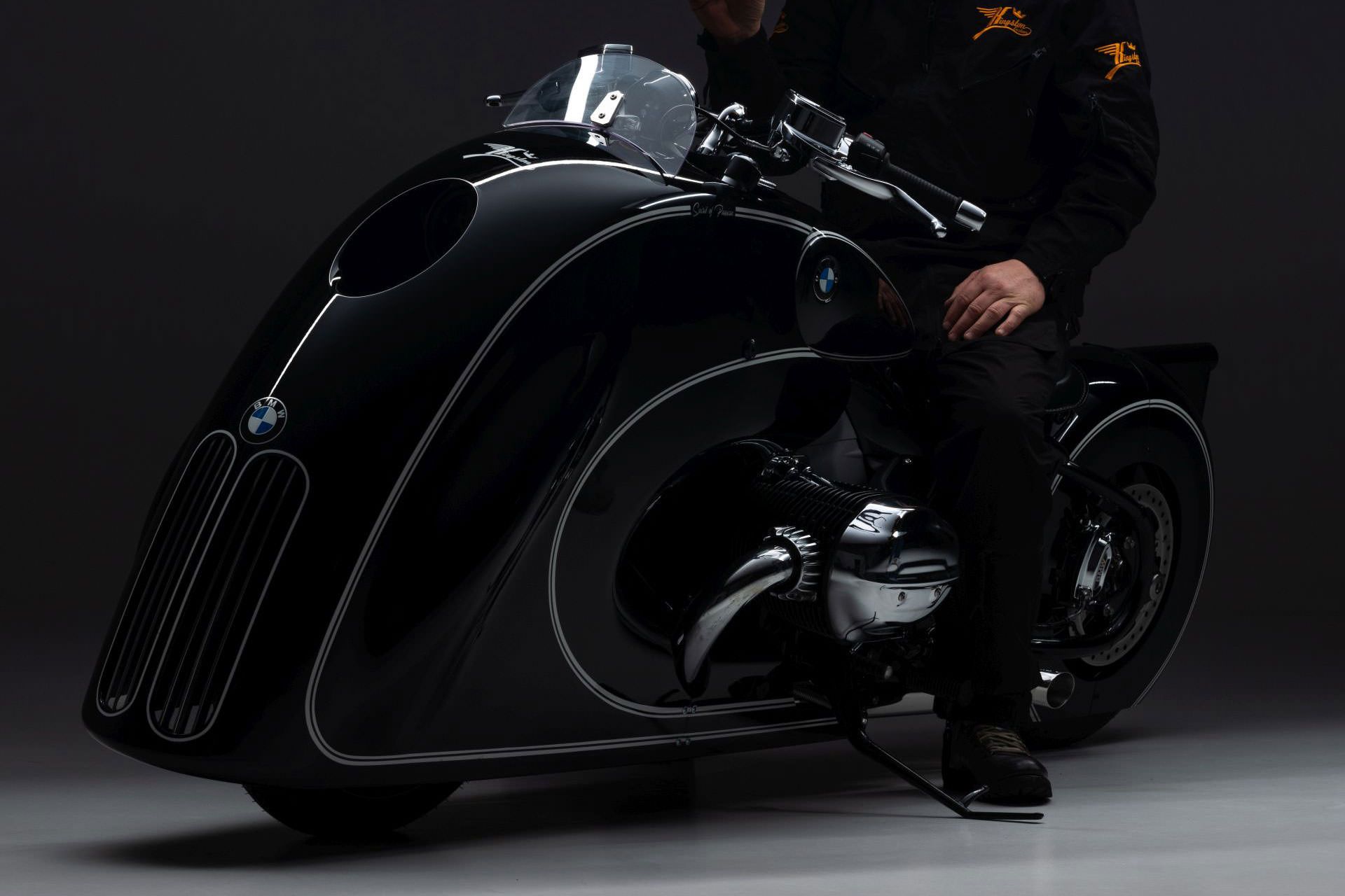 نمای سه چهارم موتورسیکلت بی ام و آر 18 / BMW R 18 سفارشی کینگستون
