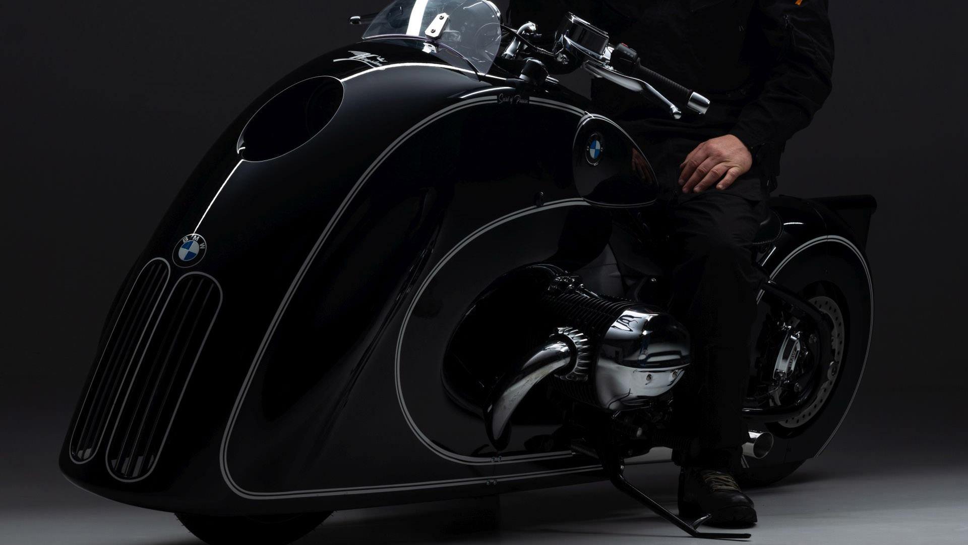 نمای جانبی موتورسیکلت بی ام و آر 18 / BMW R 18 سفارشی کینگستون با سرنشین