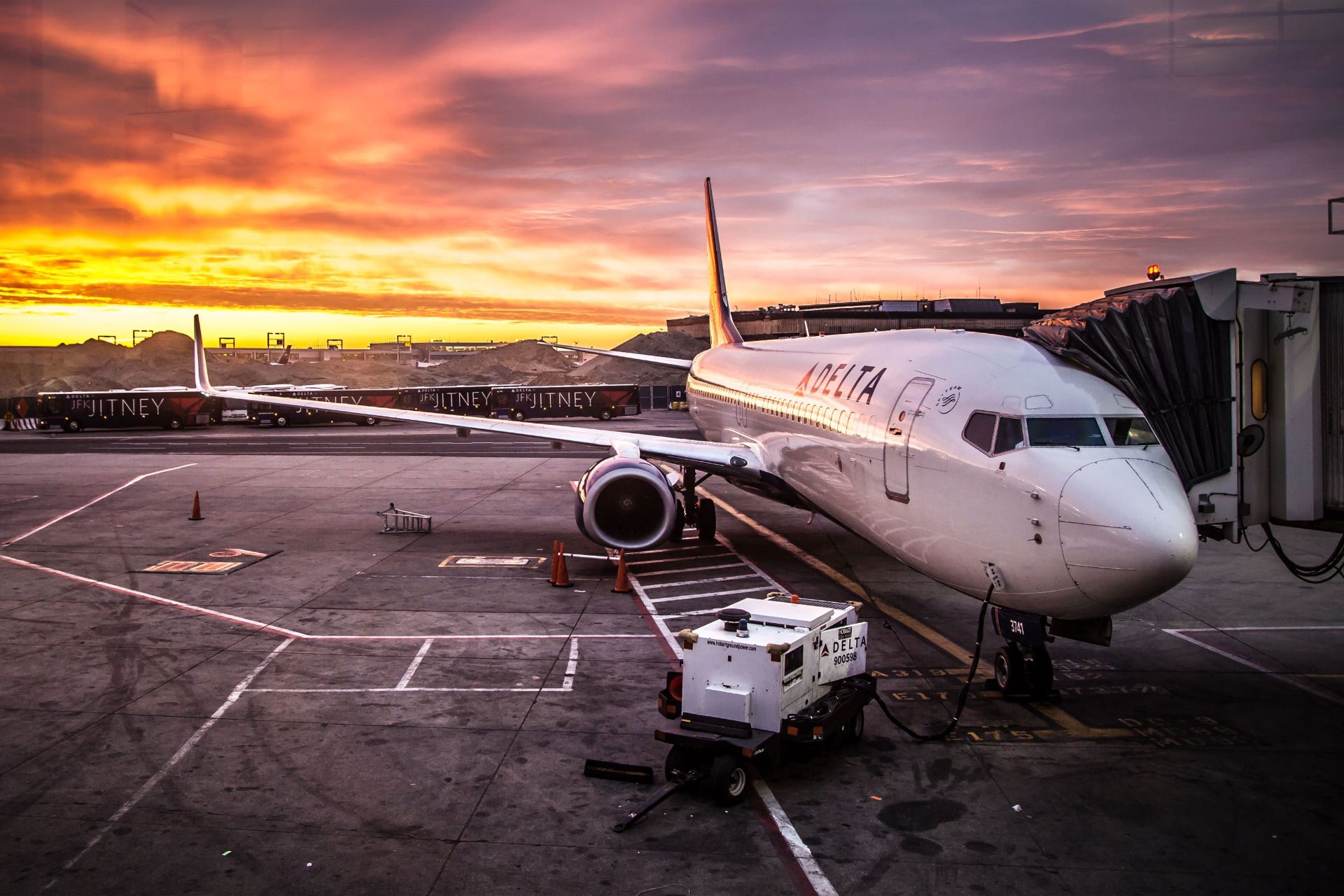 بوئینگ 737 مکس / Boieng 737 Max در فرودگاه در عصر آسمان ابری