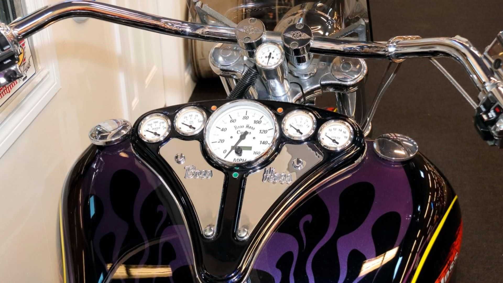 نمای فرمان و باک موتورسیکلت باس هاس 502 / Boss Hoss 502 مجهز به پیشرانه 8/2 لیتری شورولت / Chevrolet 