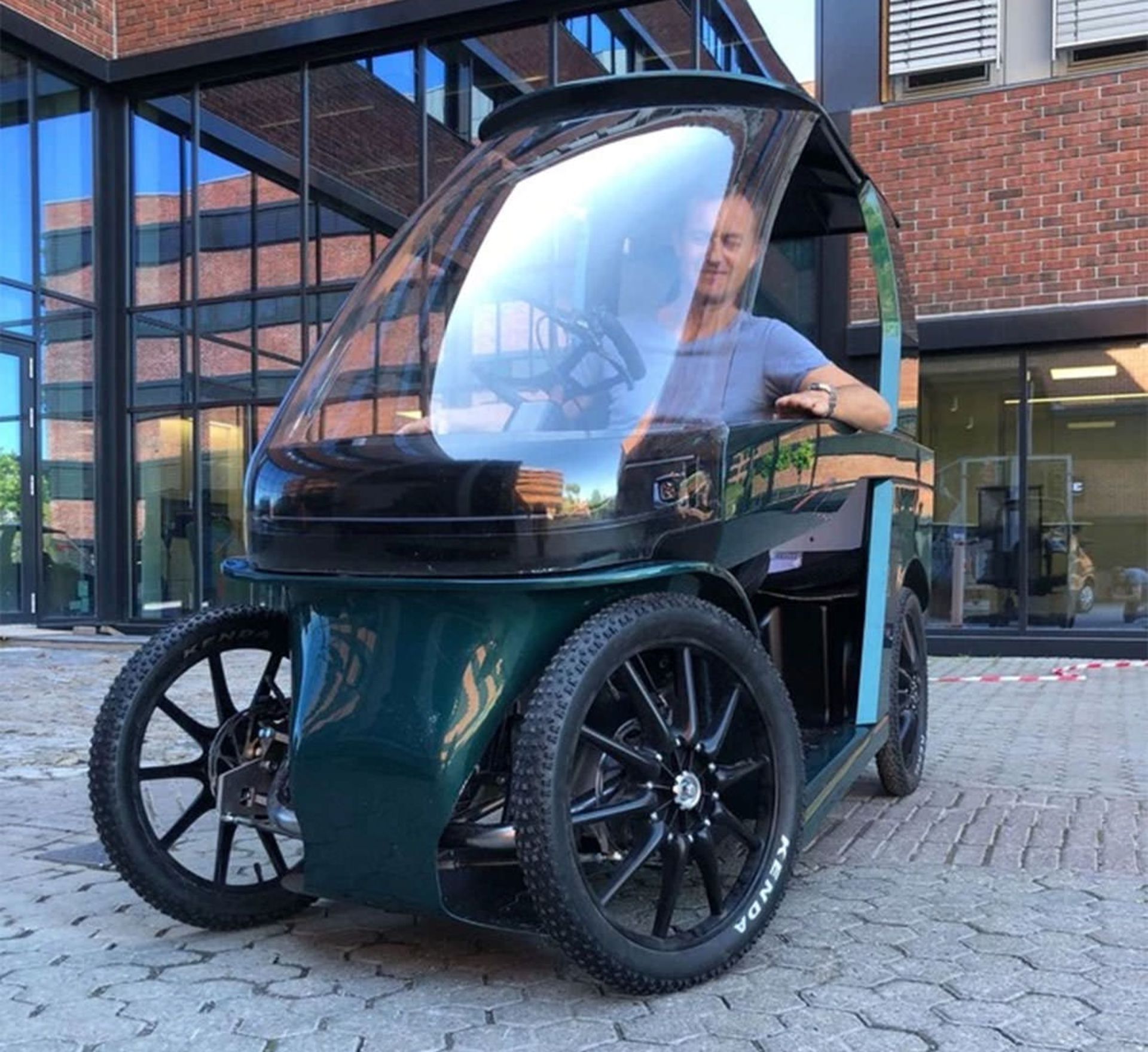 نمای جلو دوچرخه برقی سیتی کیو / CityQ ebike-1 در کنار ساختمان