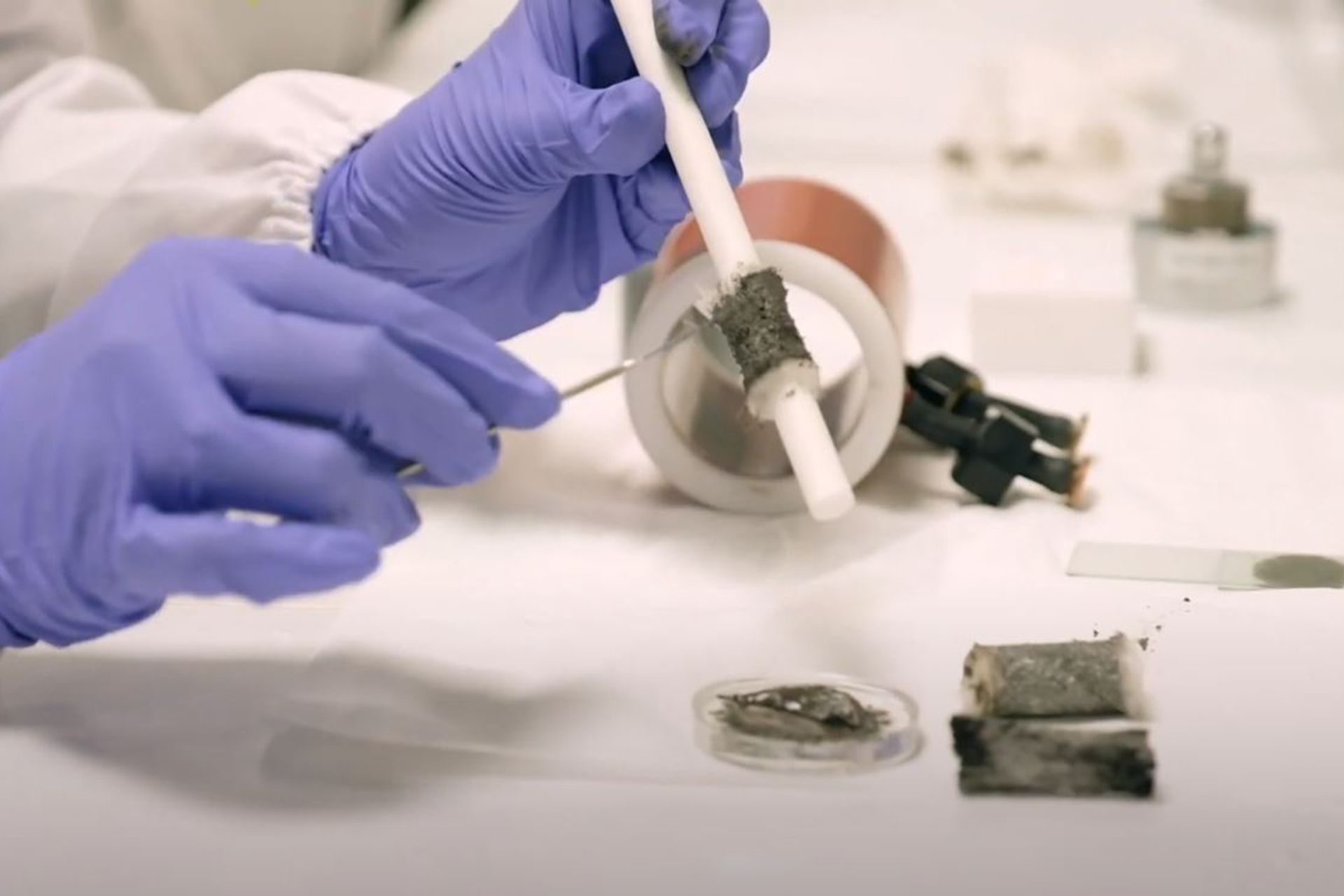 Glue Activated by Magnetic/چسب های مغناطیسی