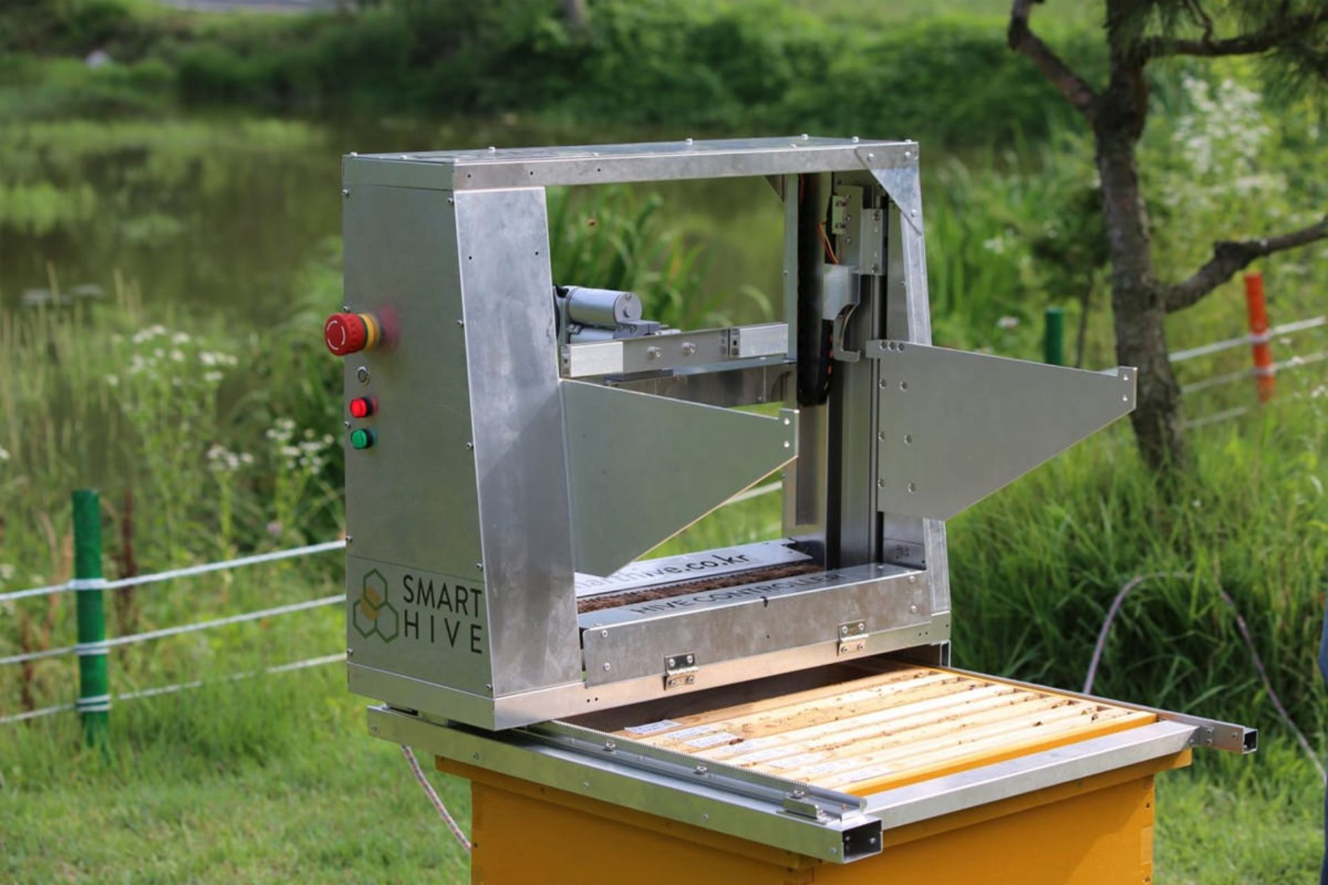 ربات پرورش زنبور Daesung Hive Controller در محیط روباز