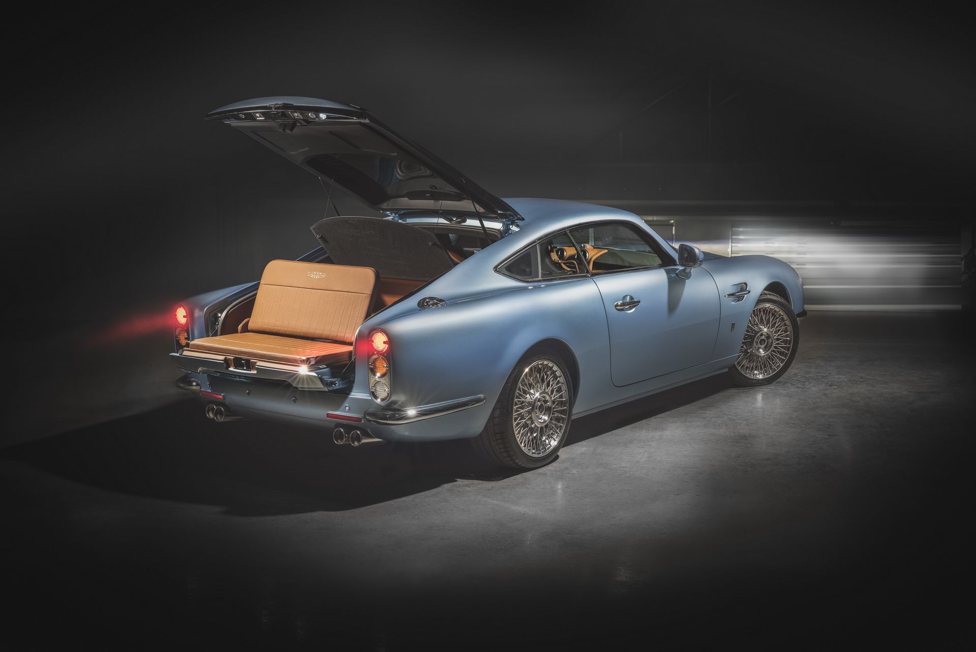 DBA Speedback GT Has A Picnic Seat اسپیدبک جی تی دیوید براون نمای صندوق