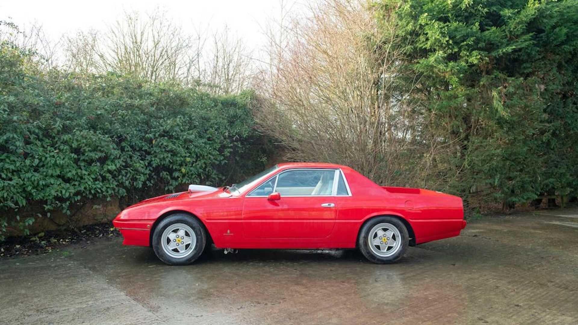 نمای جانبی وانت پیکاپ فراری اف 412 / Ferrari F412 pickup truck قرمز رنگ