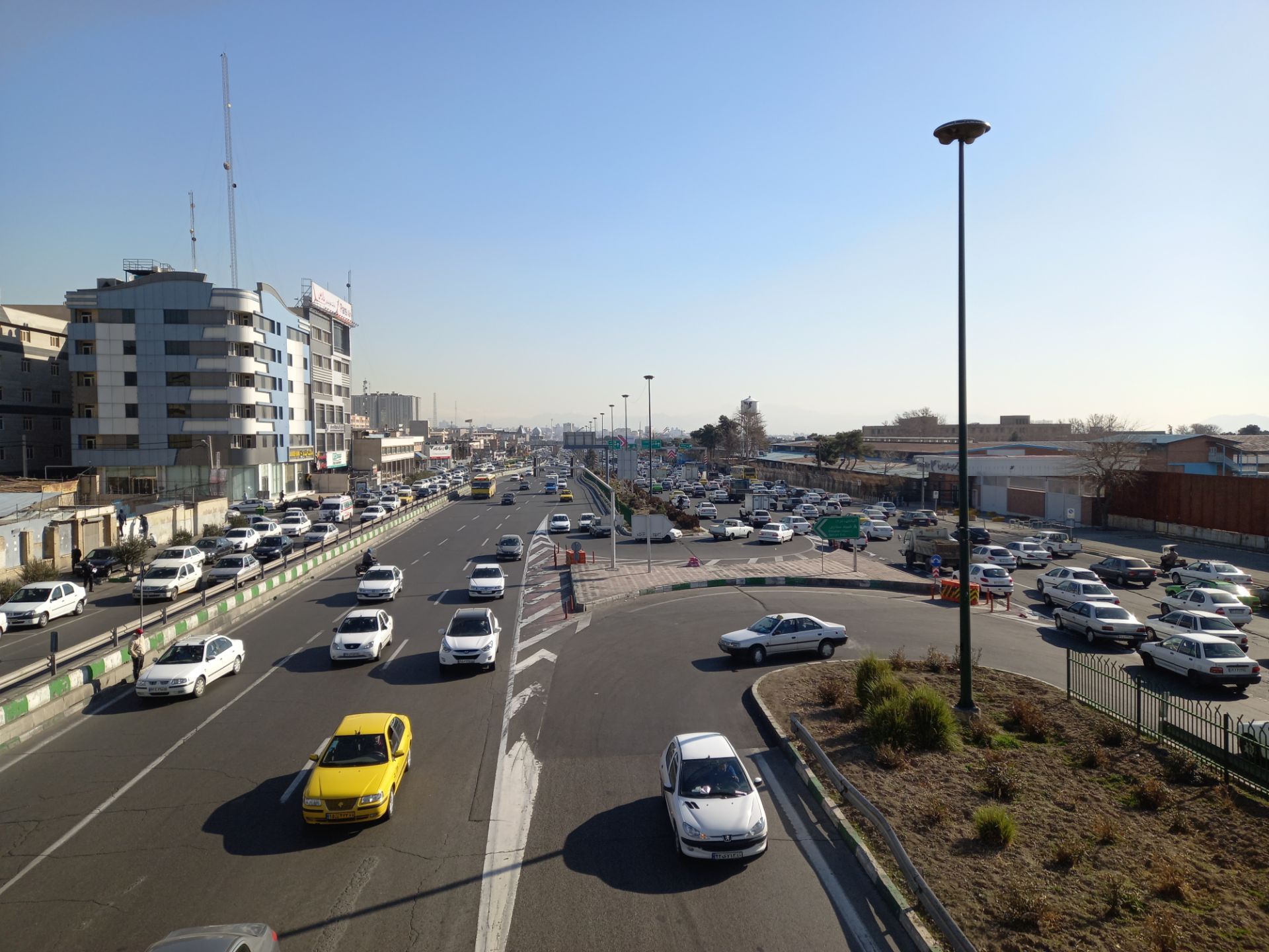 نمونه عکس دوربین اصلی گلکسی A12 سامسونگ در روشنایی روز - تردد خودروها در کنارگذر لشکری