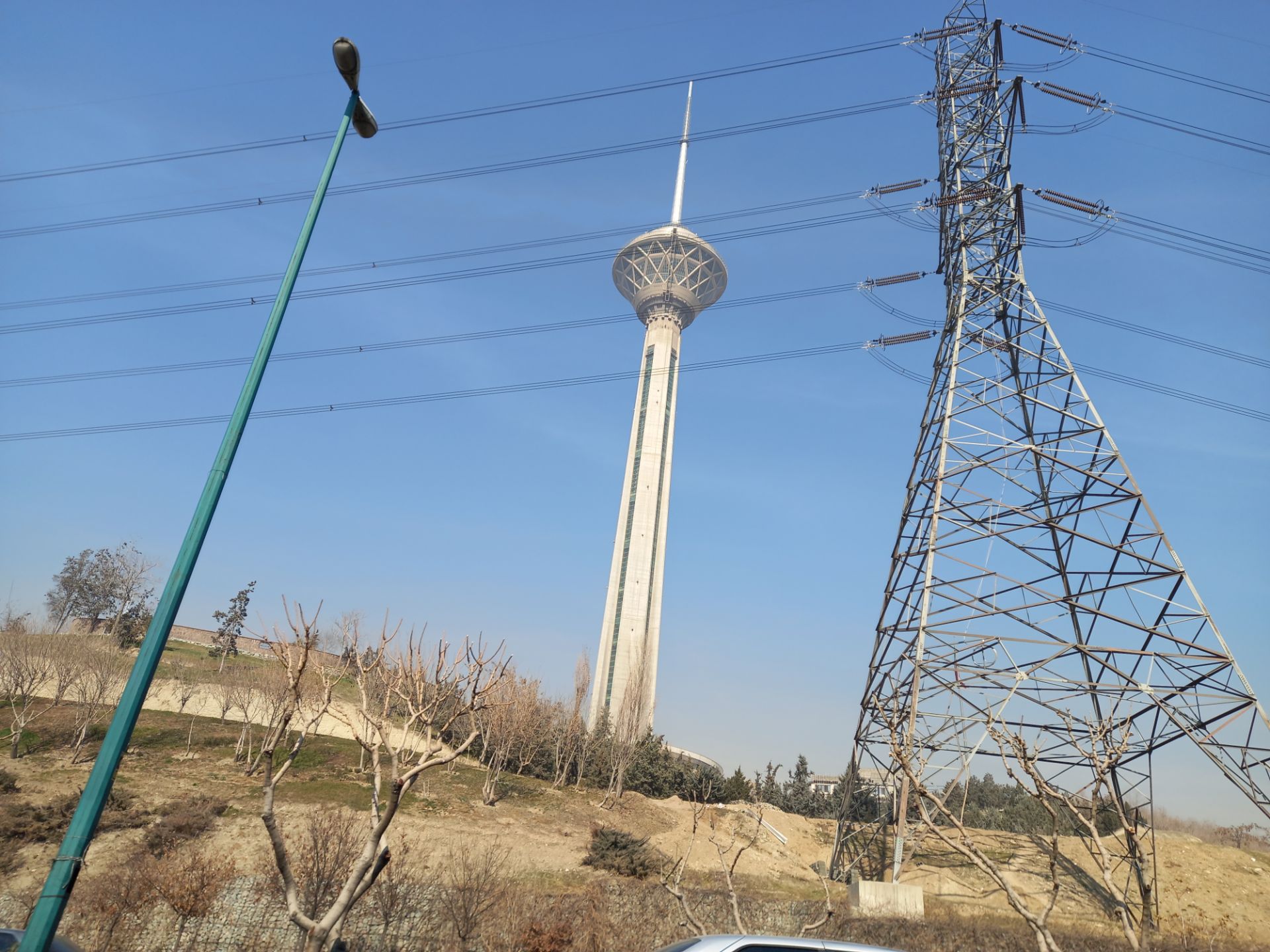 نمونه عکس دوربین اصلی گلکسی A12‌ سامسونگ در روشنایی روز - برج میلاد