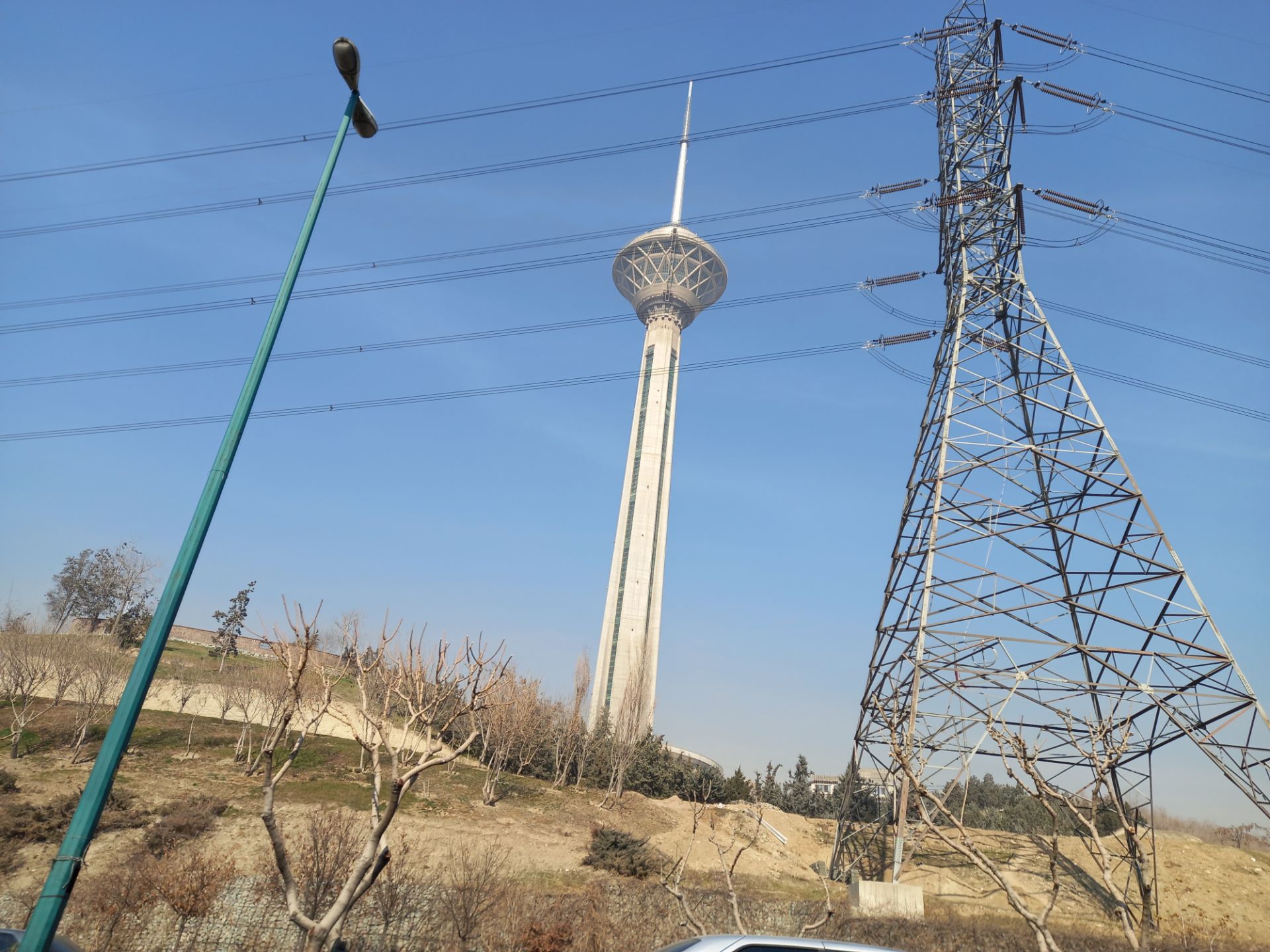 نمونه عکس دوربین اصلی گلکسی A12‌ سامسونگ در روشنایی روز - برج میلاد