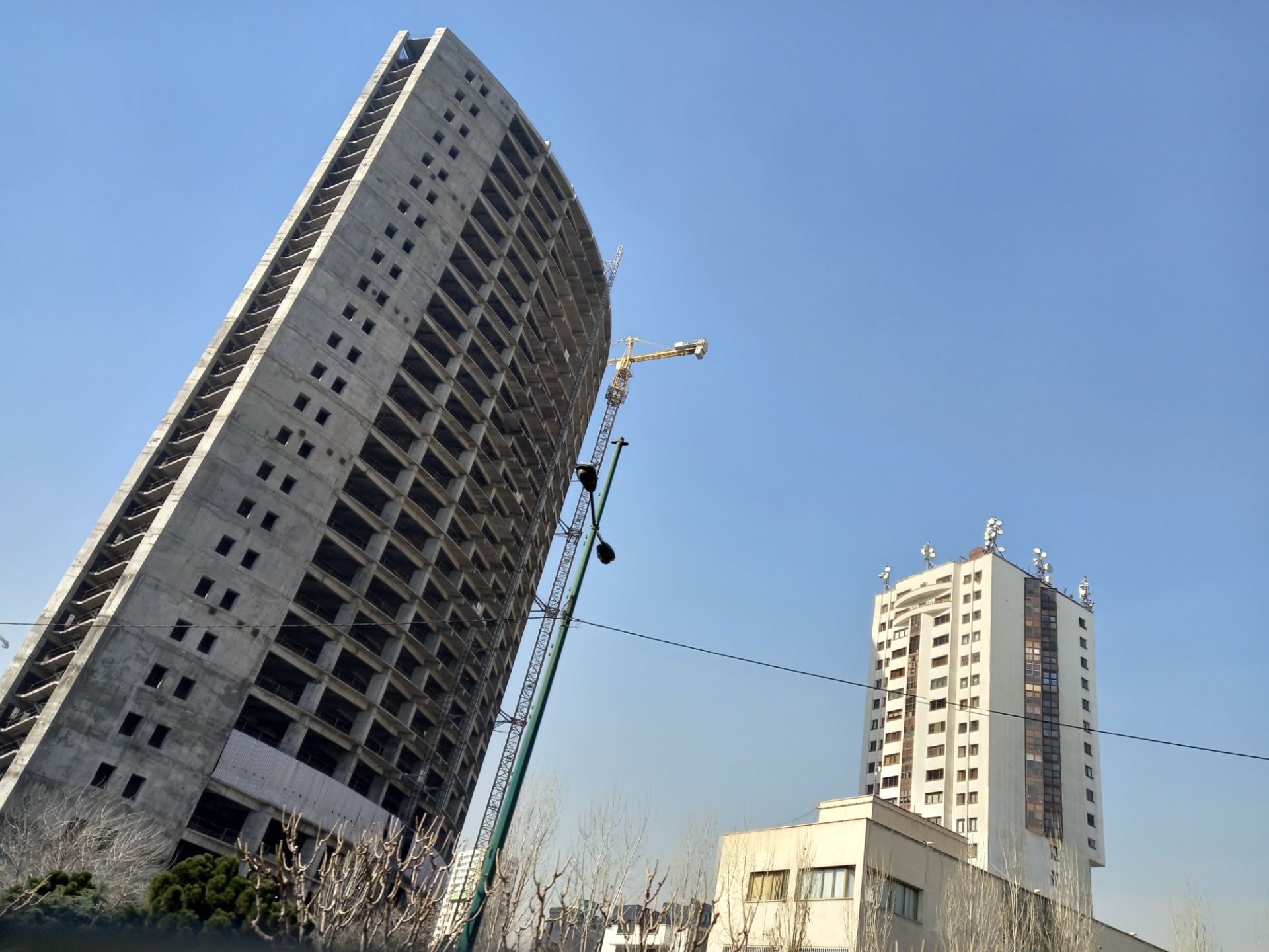 نمونه عکس دوربین اصلی گلکسی A12 سامسونگ در روشنایی روز - ساختمان‌های تهران