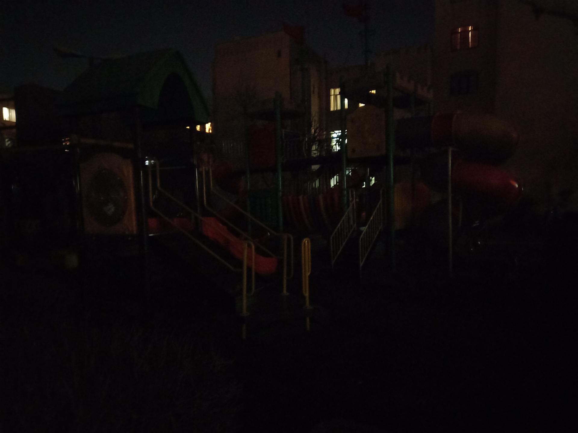 نمونه عکس دوربین اصلی گلکسی A12 سامسونگ در تاریکی شب - پارک محله‌ی بیمه