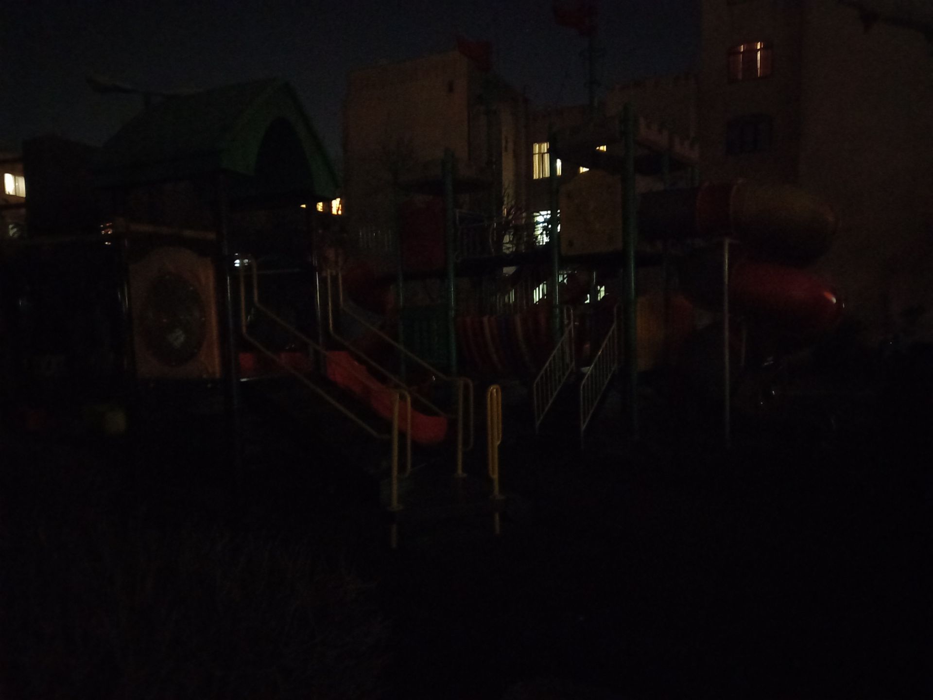 نمونه عکس دوربین اصلی گلکسی A12 سامسونگ در تاریکی شب - پارک محله‌ی بیمه