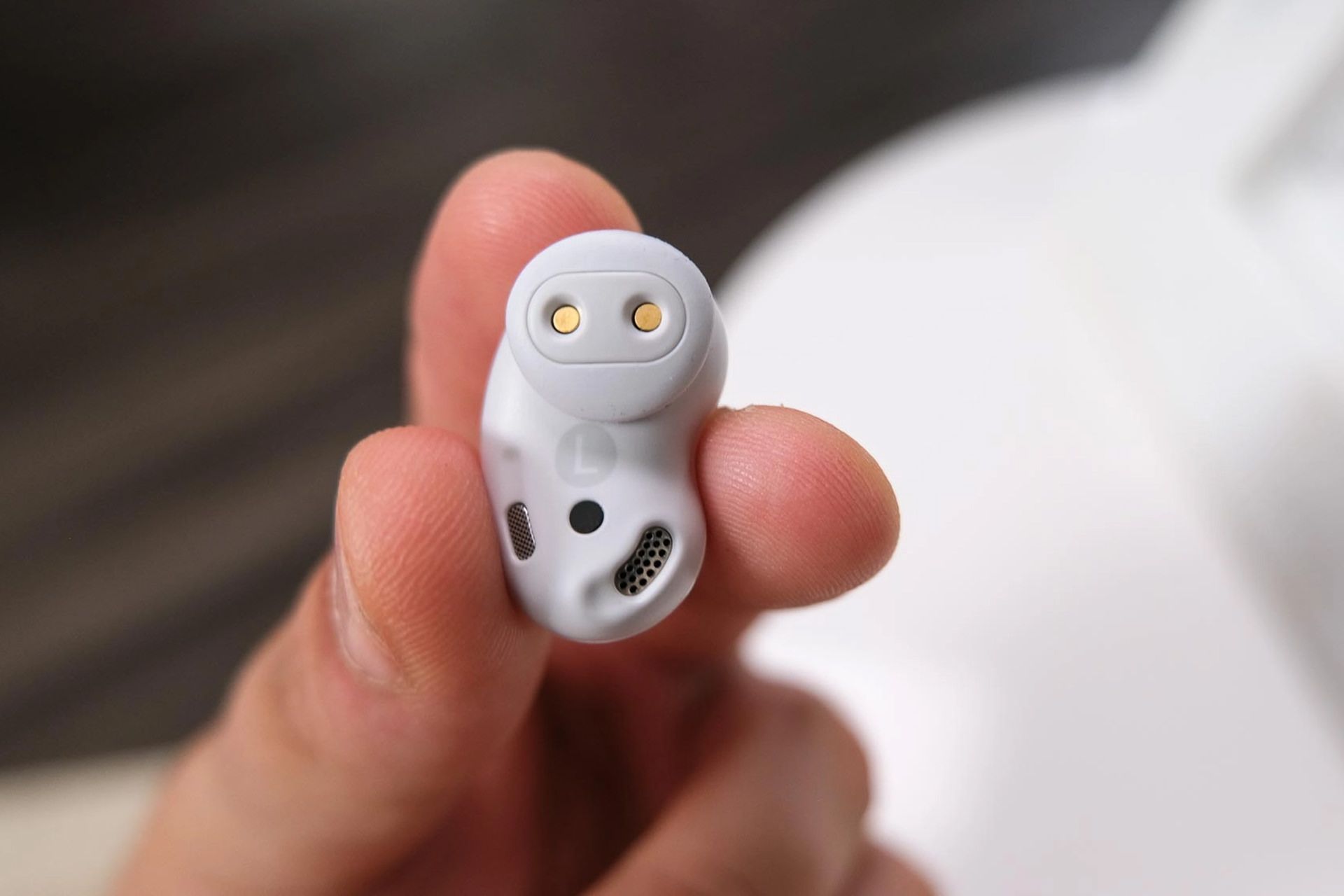 مدل سفید گلکسی بادز لایو در دست چپ