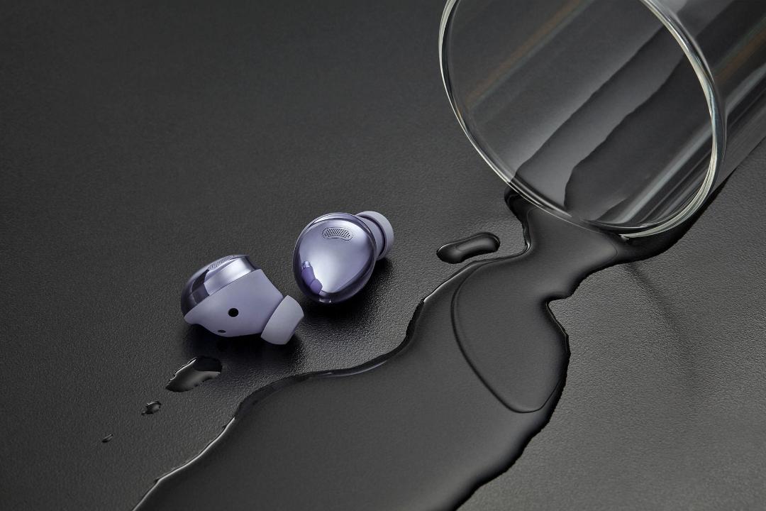 استاندارد ضدآب گلکسی بادز پرو / Galaxy Buds Pro سامسونگ در کنار آب ریخته شده لیوان