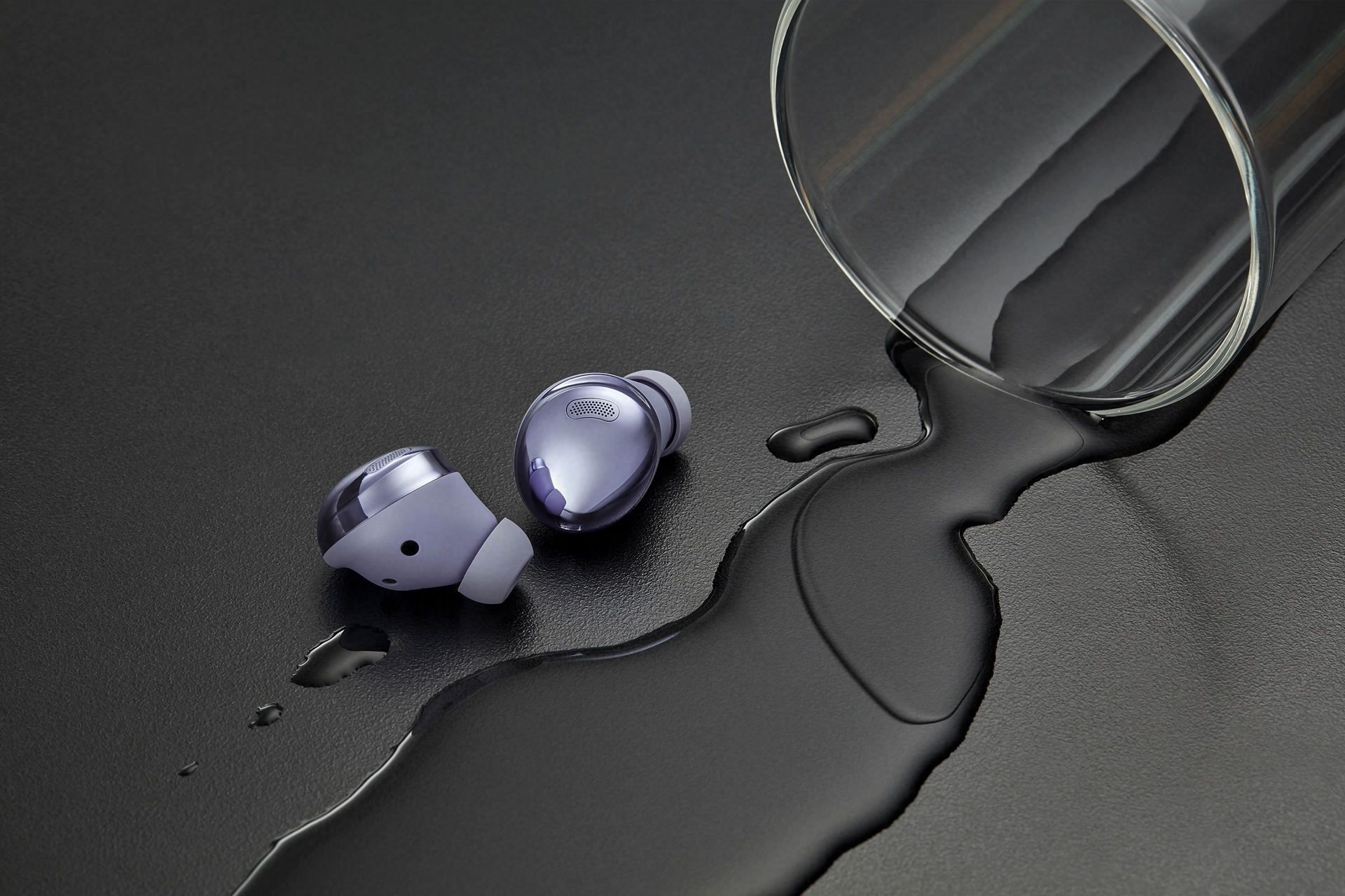 استاندارد ضدآب گلکسی بادز پرو / Galaxy Buds Pro سامسونگ در کنار آب ریخته شده لیوان