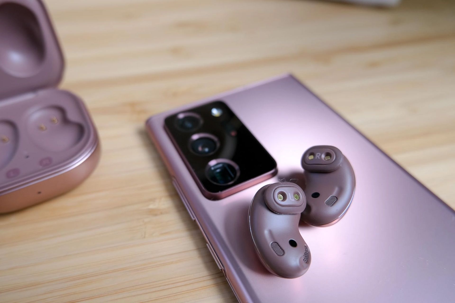 گلکسی بادز لایو سامسونگ روی گوشی گلکسی نوت 20