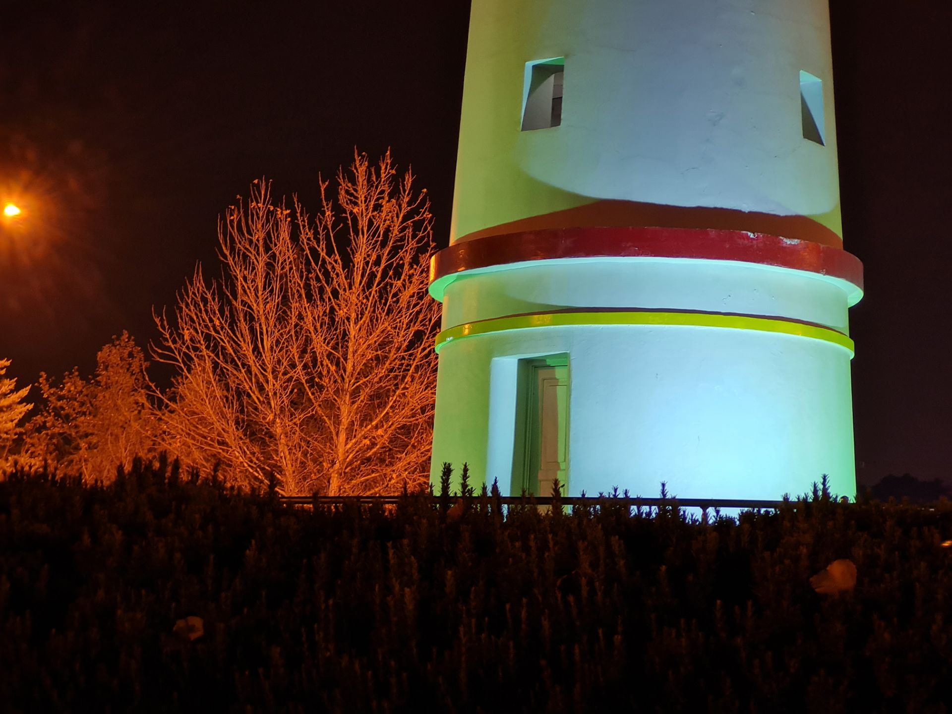 عکس نمونه دوربین تله‌فوتو گلکسی S20 FE در تاریکی - فانوس دریایی پارک آب و آتش