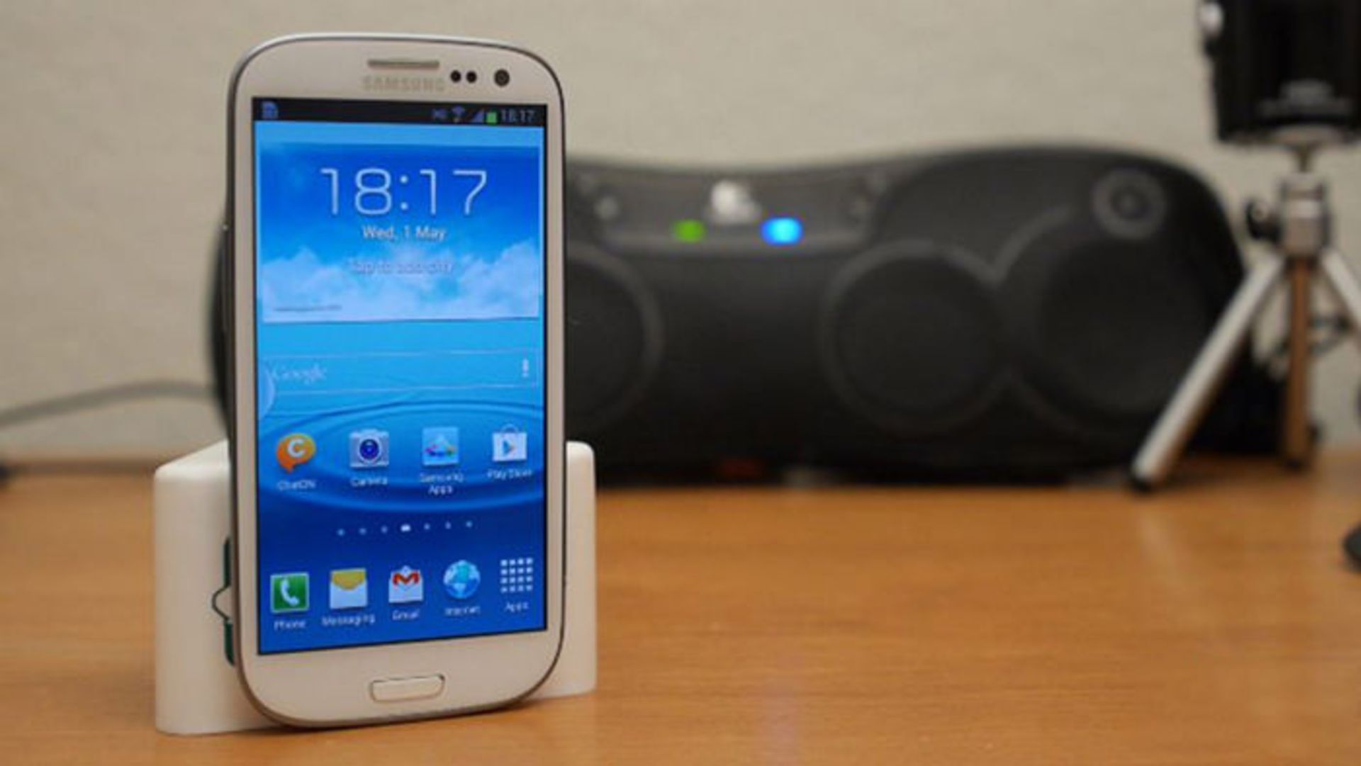مرجع متخصصين ايران گلكسي اس 3 / Galaxy S3 سامسونگ / Samsung روي ميز چوبي