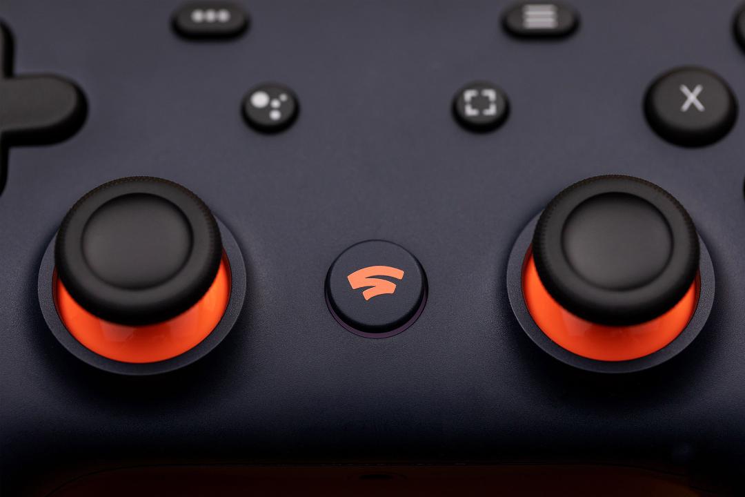 لوگو گوگل استیدیا روی کنترلر Google Stadia از نمای نزدیک