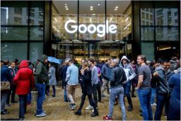کارمندان گوگل آلفابت / Alphabet Google در تظاهرات در بیرون ساختمان شرکت جلوی لوگو