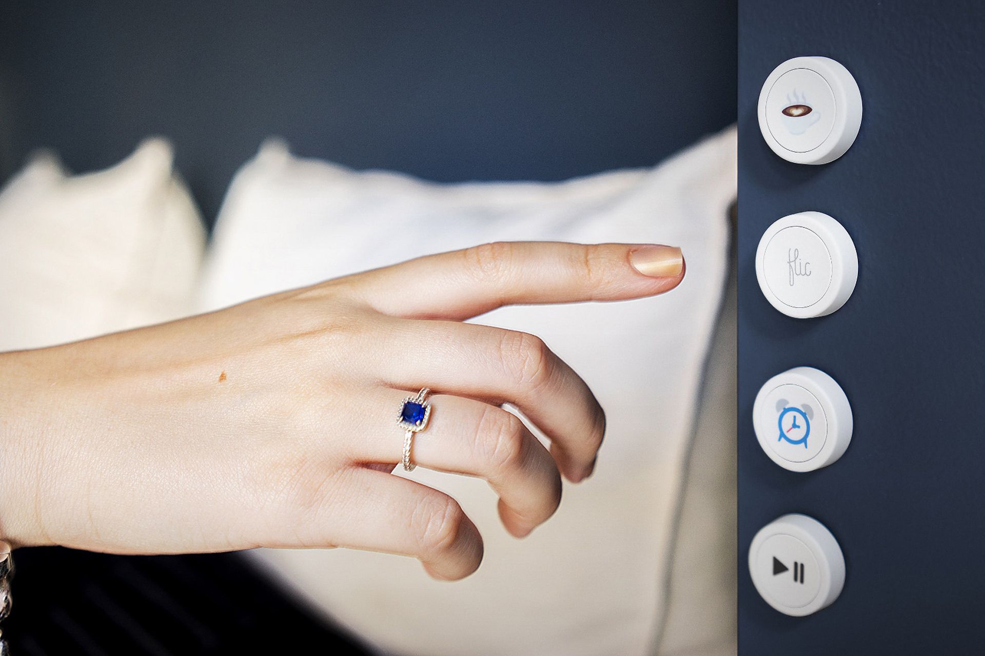دست یک زن درحال اشاره به دکمه هوشمند Flic 2