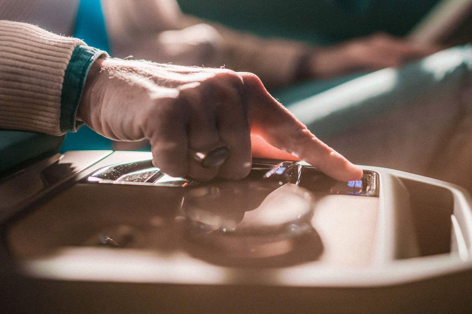 دست مرد روی نمایشگر نسل بعد آی درایو بی ام و / BMW iDrive