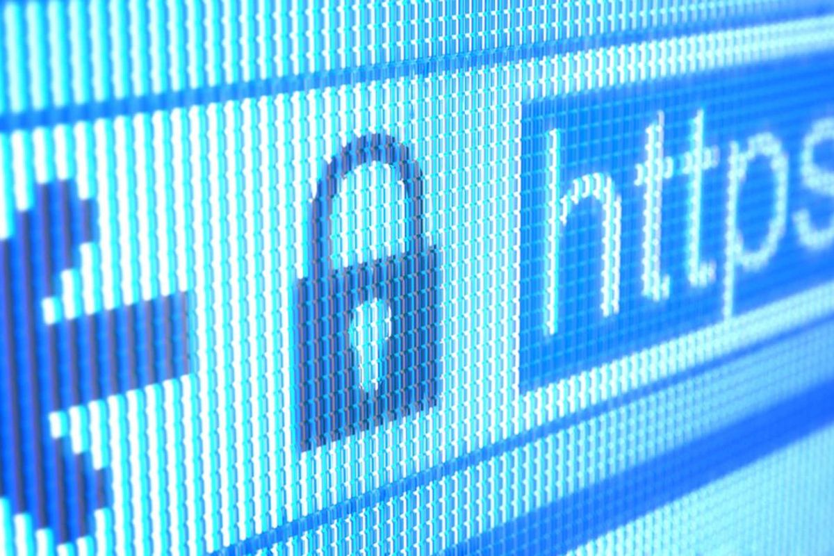 آدرس HTTPS در کنار آیکون قفل رنگ آبی نمای نزدیک