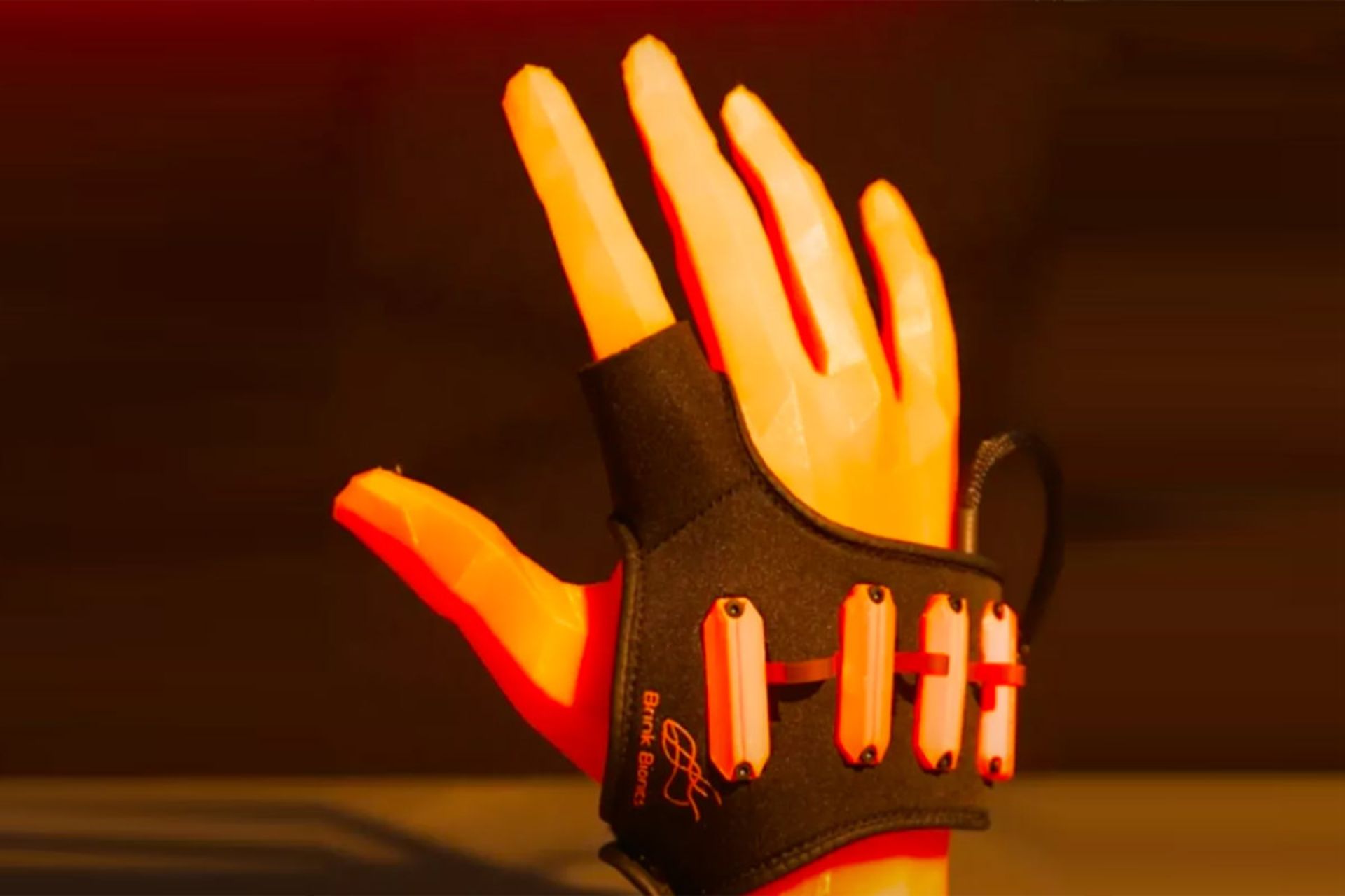 دستکش هوشمند Impulse Neuro-Controller با توانایی بهبود پاسخ دهی ماوس