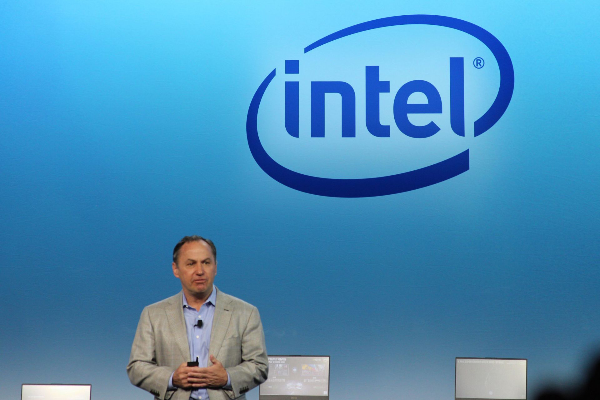 مرجع متخصصين ايران باب سوان / Bob Swan مديرعامل اينتل در جلسه توجيهي گزارش مالي فصل چهارم 2020 لوگو Intel در پشت