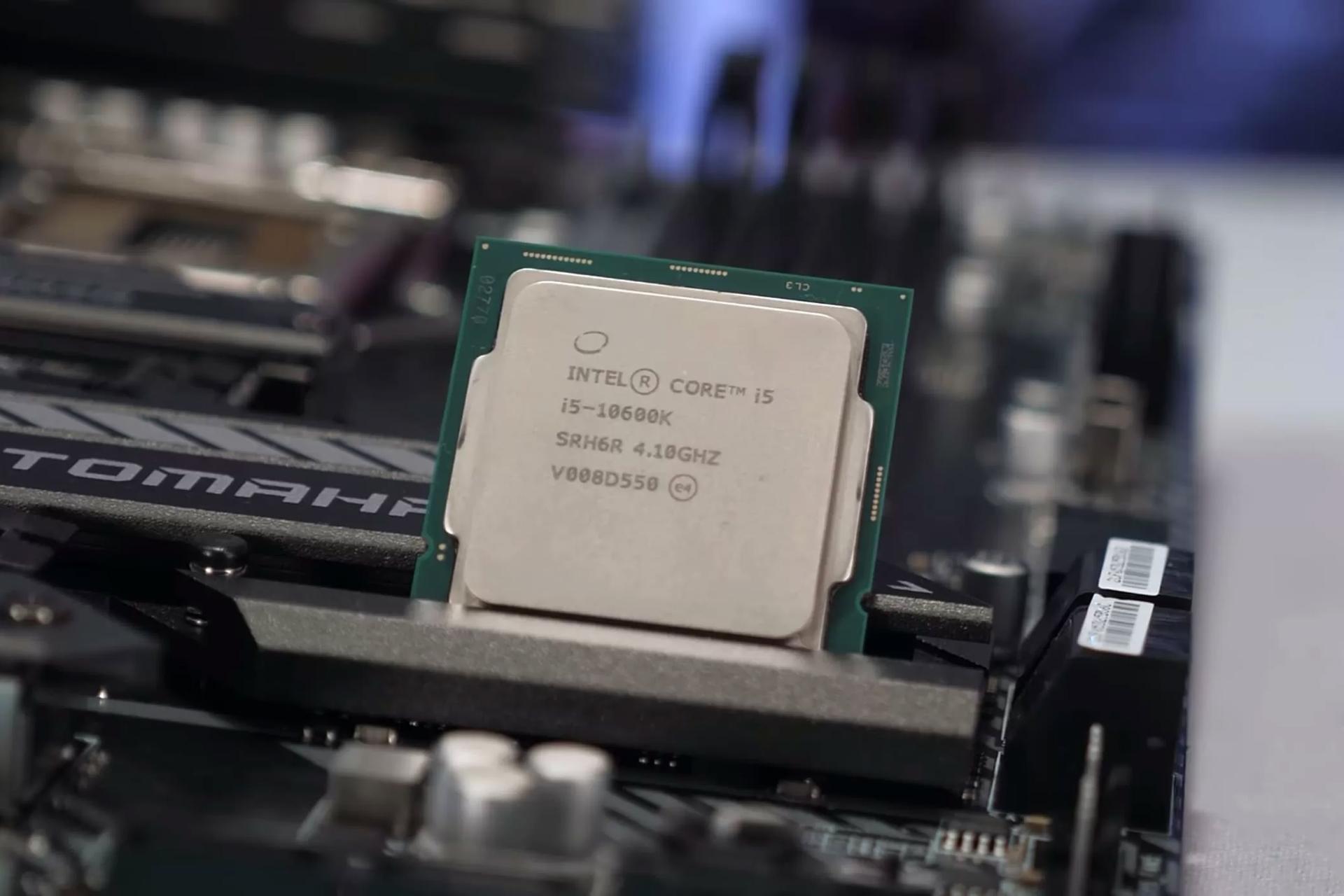 پردازنده اینتل Intel Core i5-10600K در مادربرد از نمای جلو