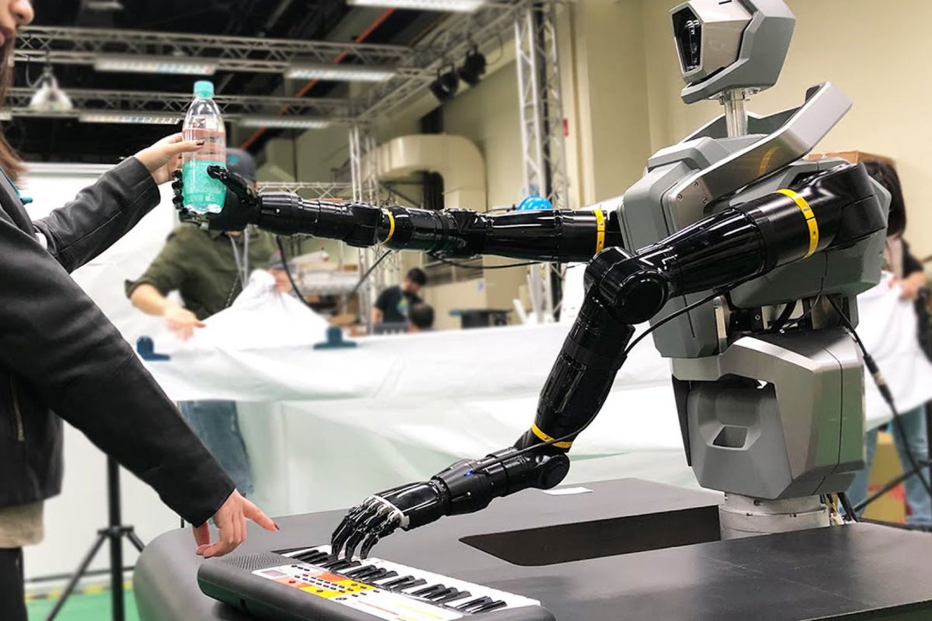 مرجع متخصصين ايران ربات پيانيست ITRI Dual Arm Robot System در دنياي واقعي