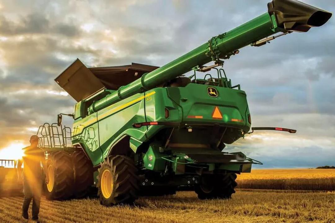 کمباین John Deere X Series در بیرون در عصر آسمان ابری