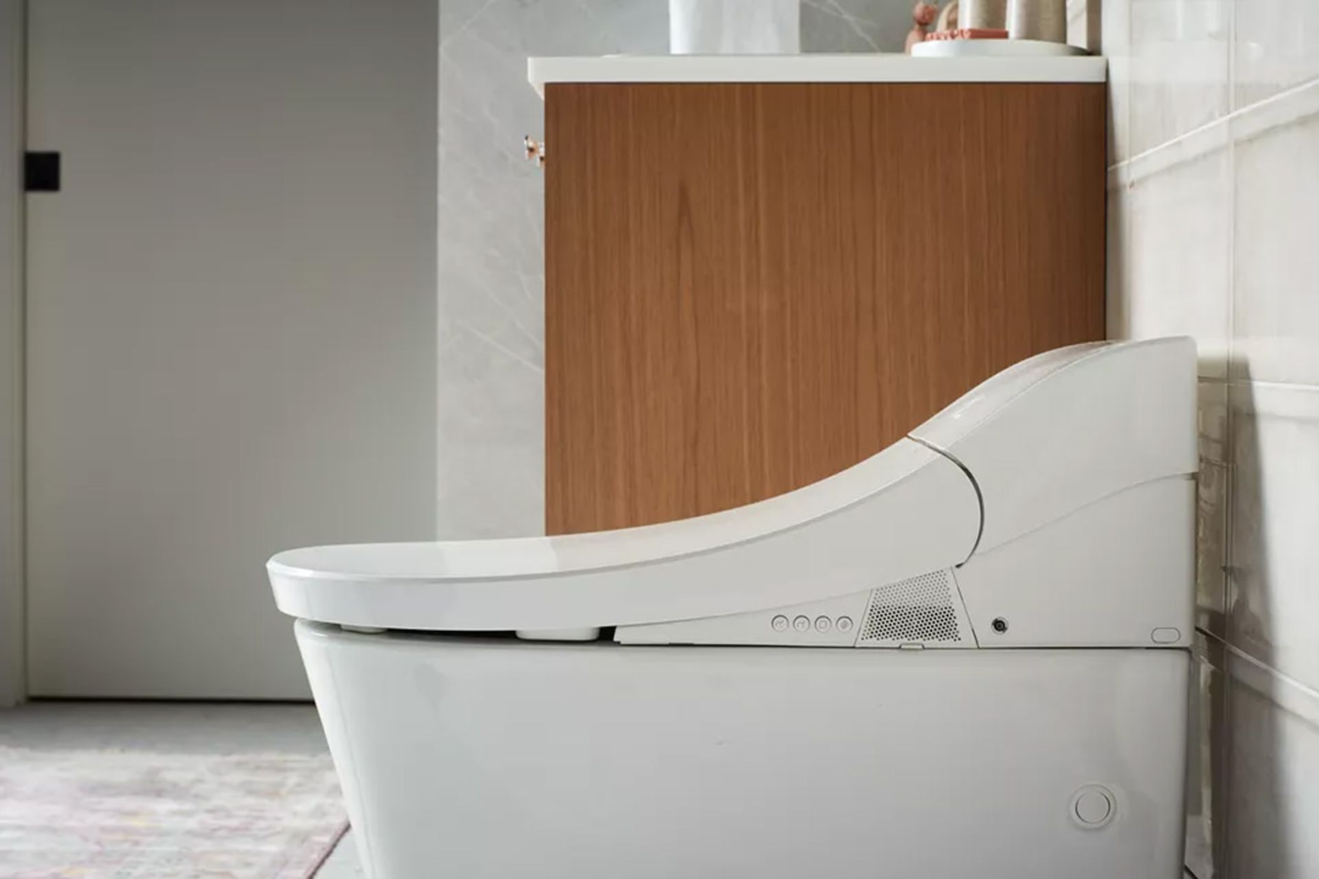 نمای نیم رخ توالت هوشمند کولر Innate Intelligent Toilet 