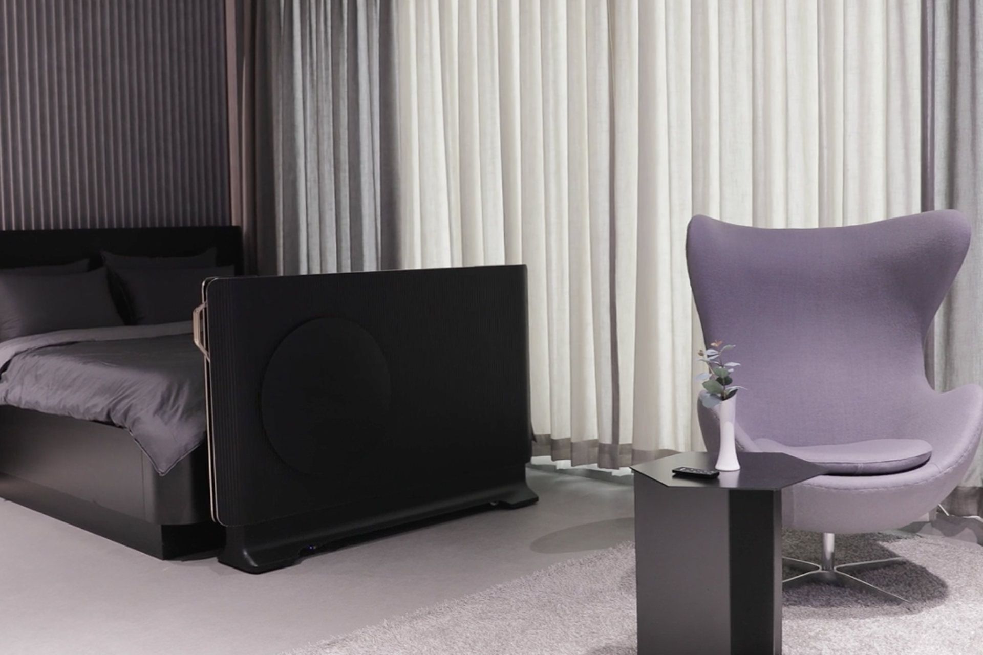 تلویزیون 55 اینچ شفاف OLED ال جی در تخت خواب از نمای پشت