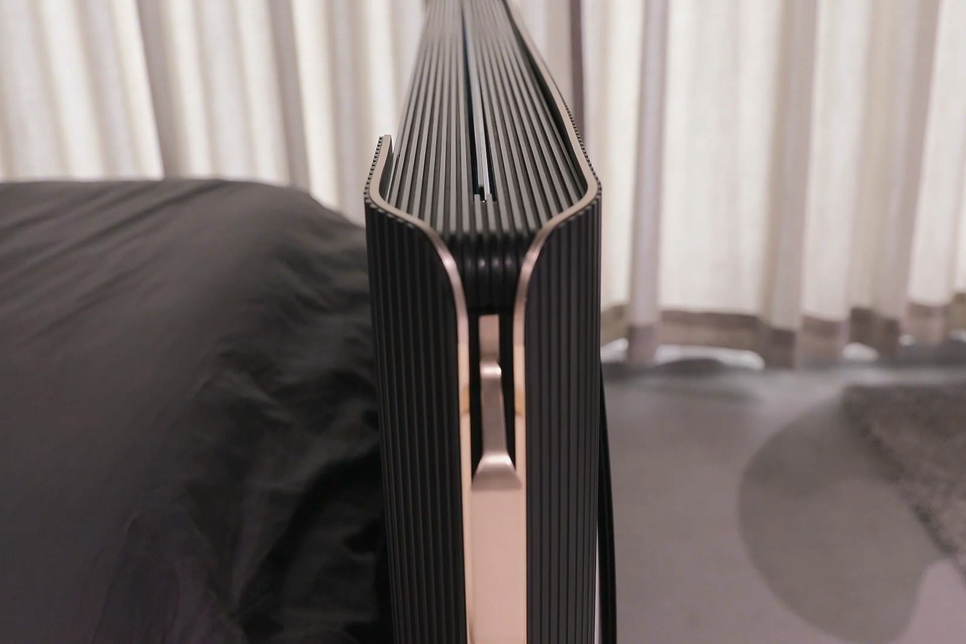 تلویزیون 55 اینچ شفاف OLED ال جی در تخت خواب از نیم رخ