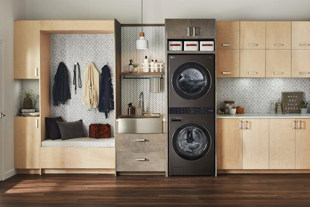 ماشین لباس شویی و خشک کن ال جی LG WashTower در اتاق