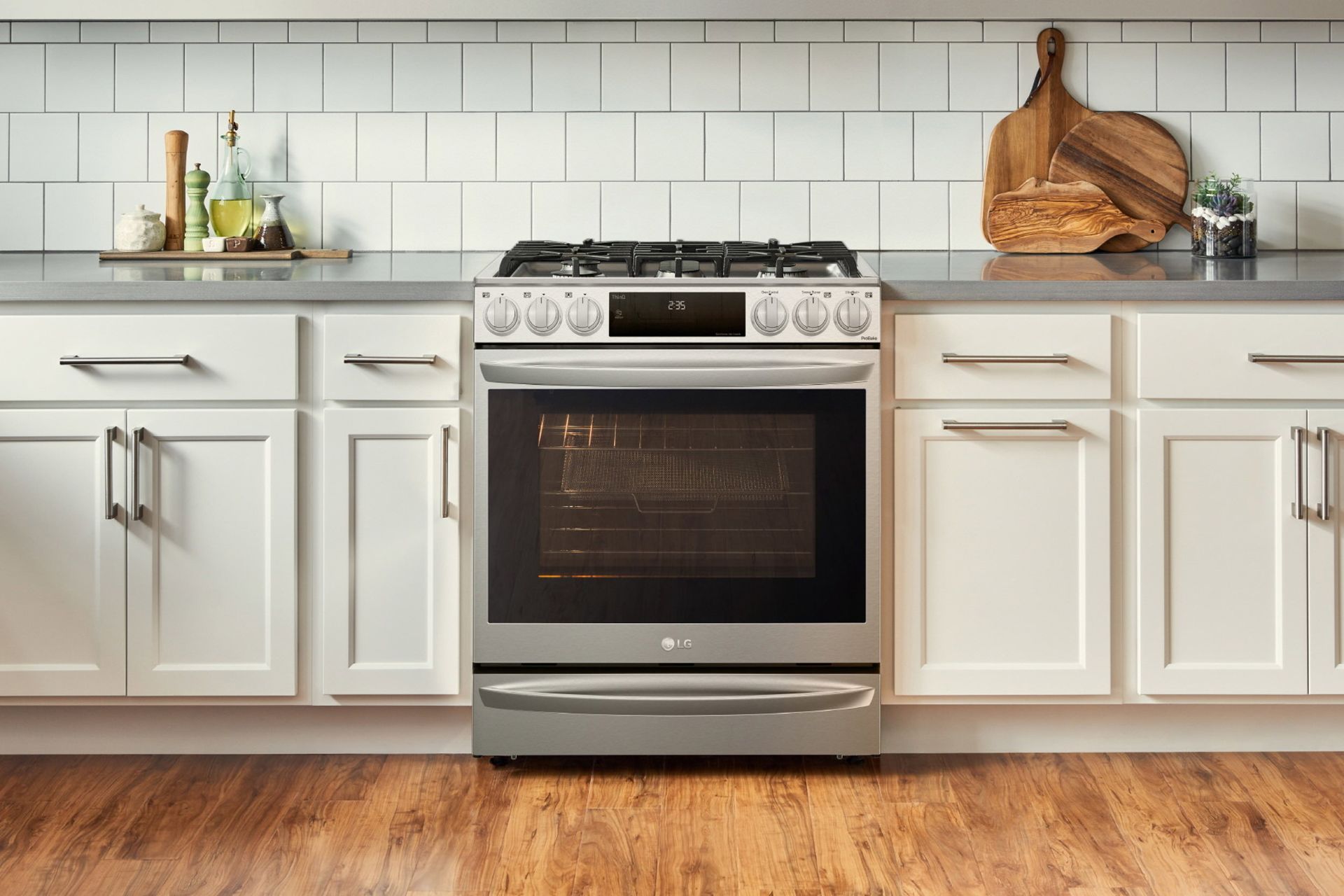 اجاق گاز ال جی LG InstaView Range از نمای جلو داخل آشپزخانه