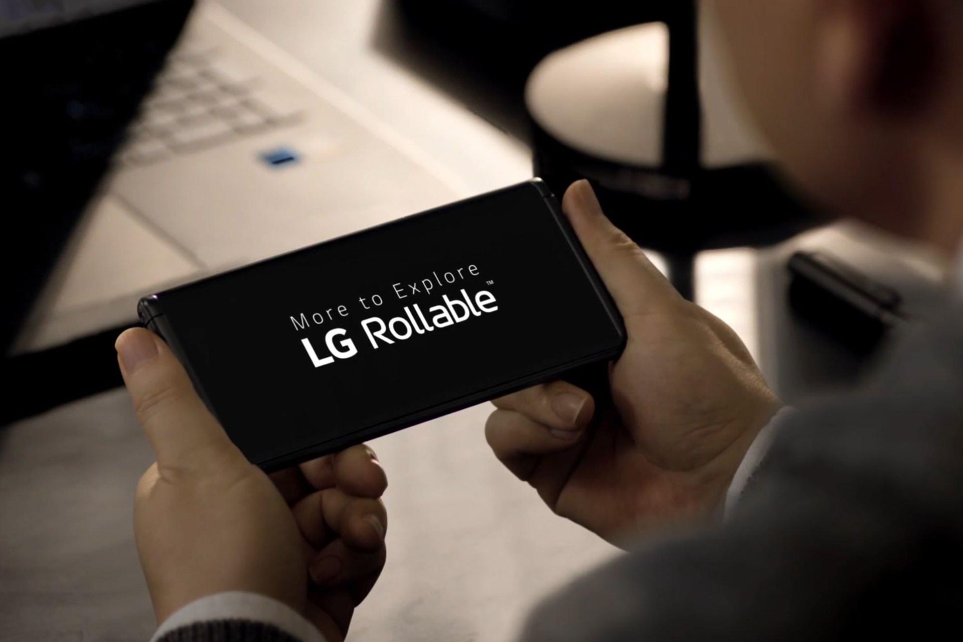 ال جی رولبل / LG Rollable / گوشی رول شدنی الجی در دست یک مرد
