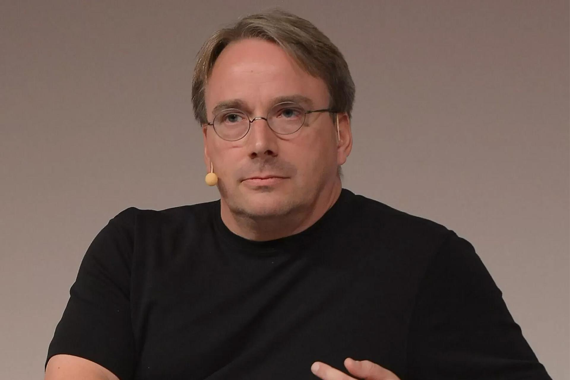 لینوس توروالدز خالق لینوکس با عینک و لباس مشکی / Linus Torvalds